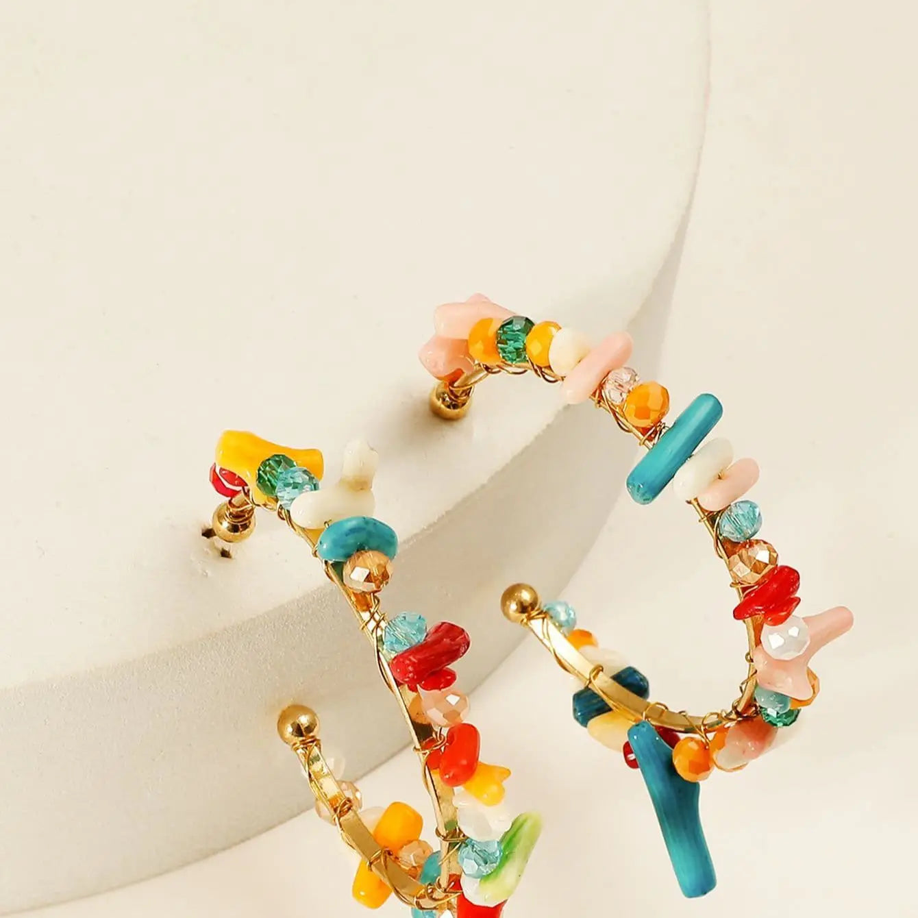 2 pieces of bohemian national wind beaded color crystal coral stone c-shaped lady fashion single holiday travel leisure earrings
