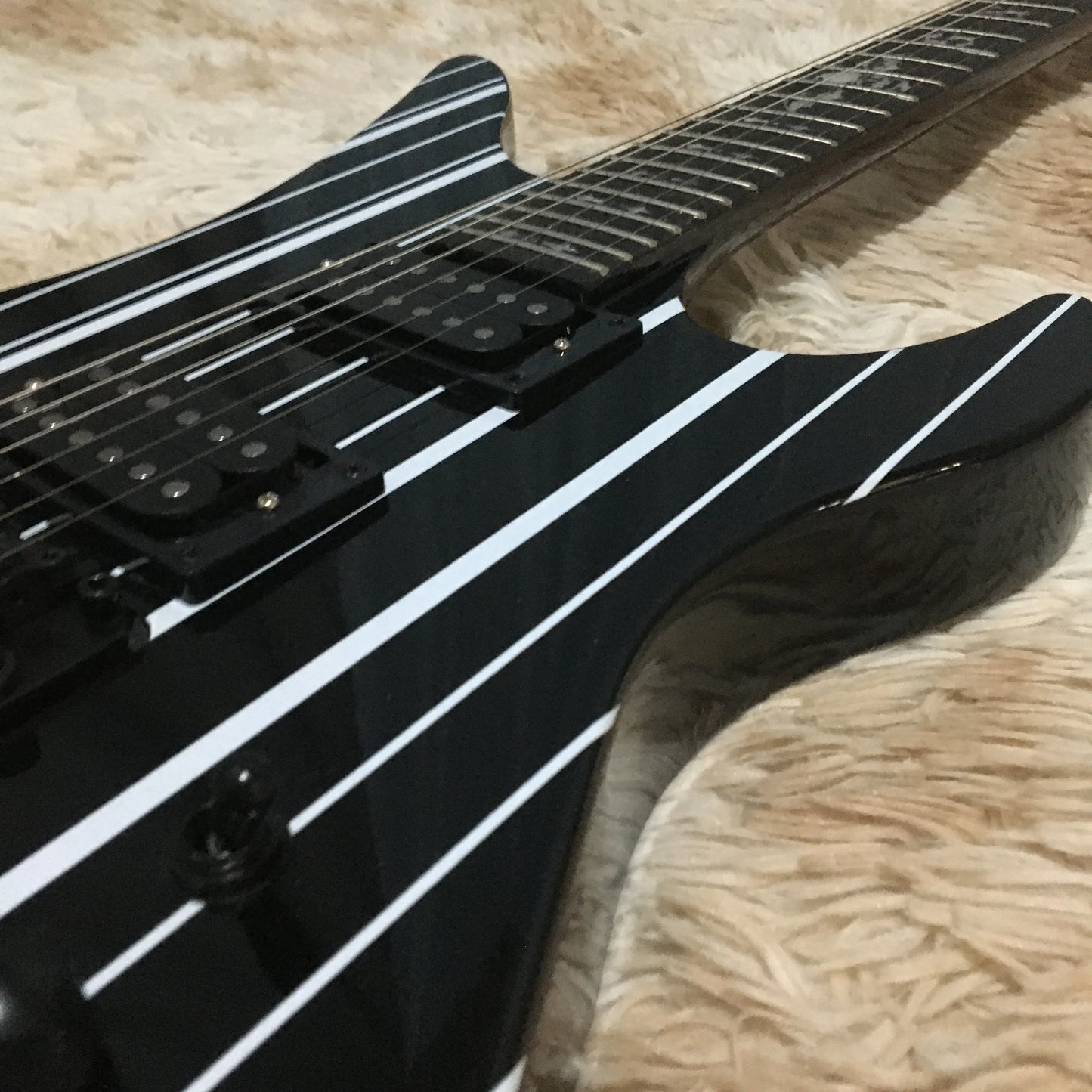 Perfect tone electric guitar, black with withe, high-quality material,  customizable,hot sale in stock guitar