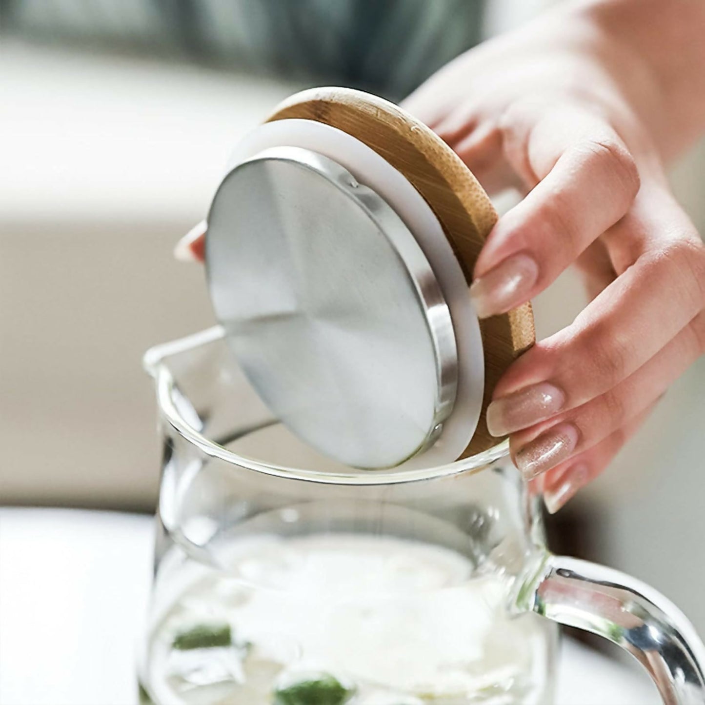 Glass Borosilicate Water Pitcher Jug with Handle and Bamboo Lid