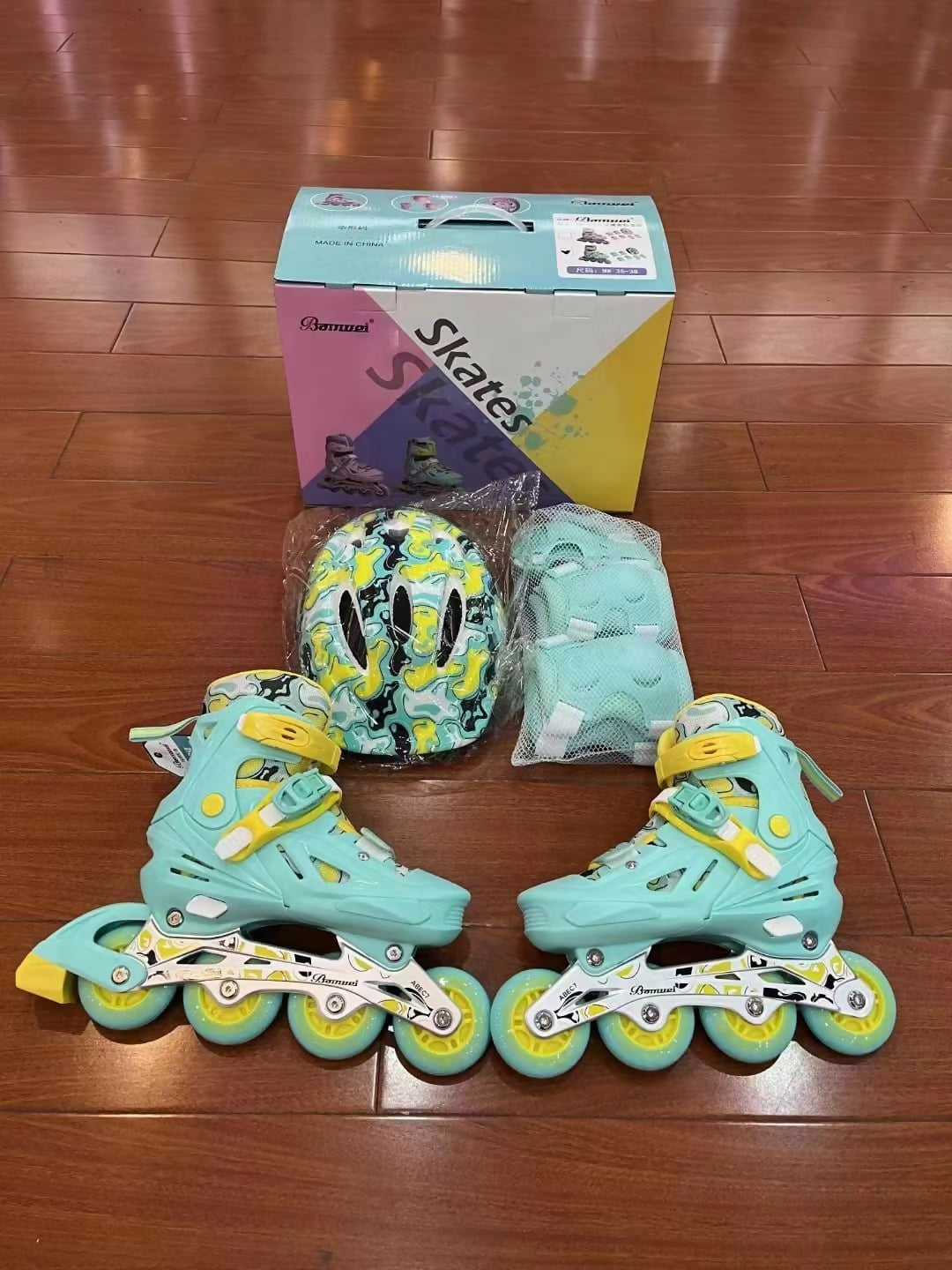 Professional skates shoes with rubber wheels