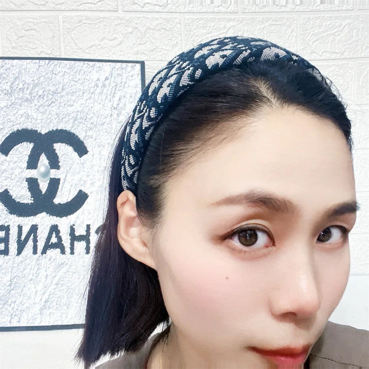 Premium wide-brimmed headband D letter sponge high cranial top headband presbyopia retro embroidery head hole hair accessories