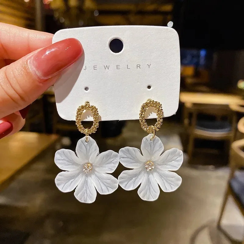 Translucent White Flower Hanging Earrings for Women Rhinestone Ball Middle Petals Sweet Korean New Beach Vacation Ear Decoration