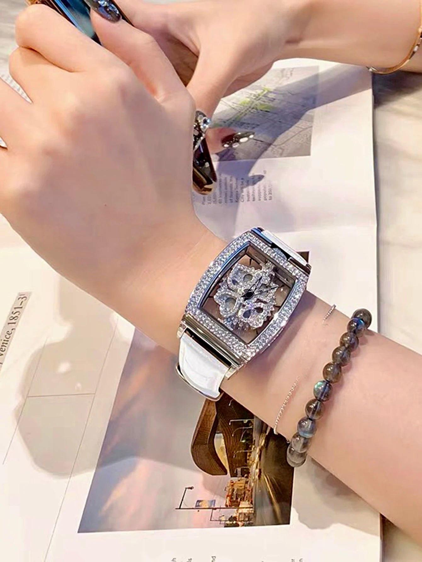 Fashionable Elegant Wine Barrel Shaped Ladies' Watch With Transparent Back & Rhinestone Detail Quartz Movement Watch, Rotatable