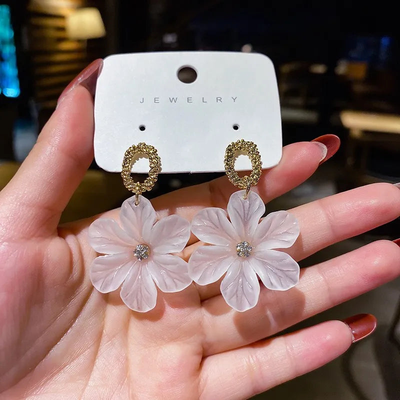 Translucent White Flower Hanging Earrings for Women Rhinestone Ball Middle Petals Sweet Korean New Beach Vacation Ear Decoration