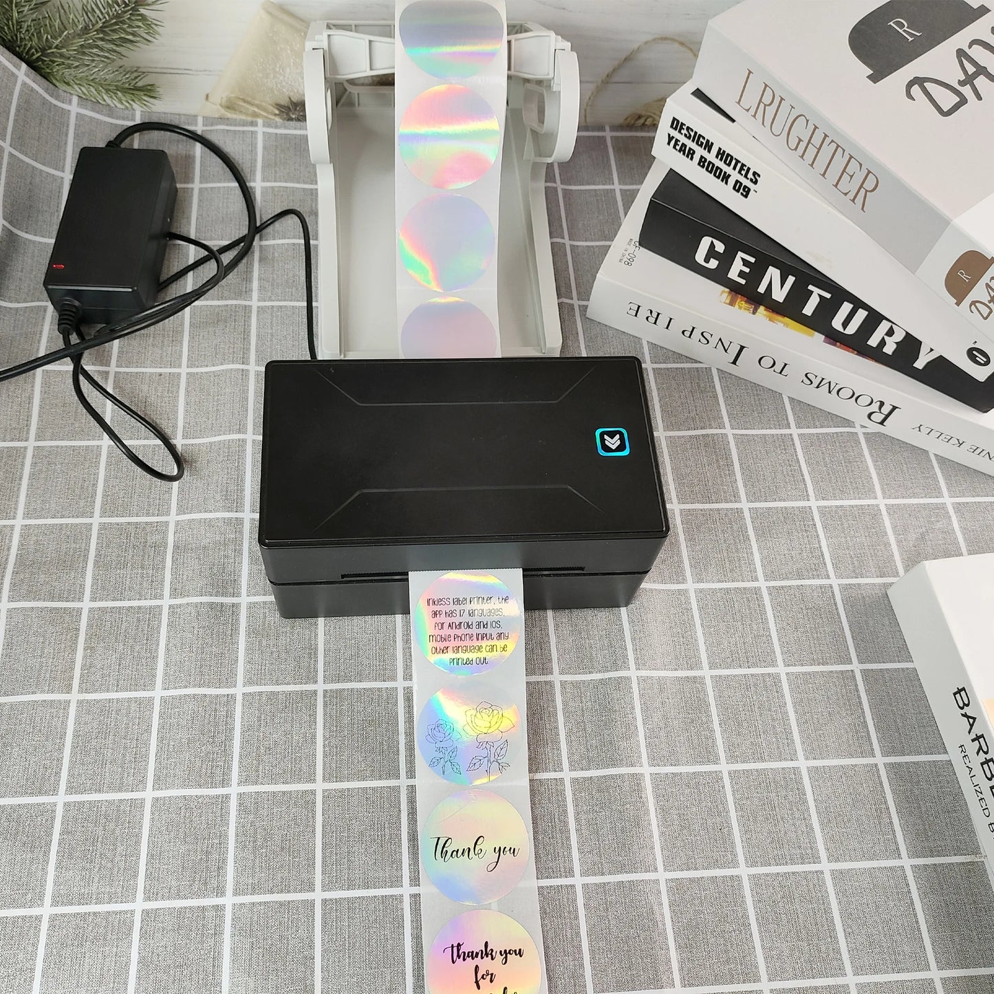 D100 thermal label printer, desktop label printer, wireless compatible with mobile phones and computers, suitable for shipping