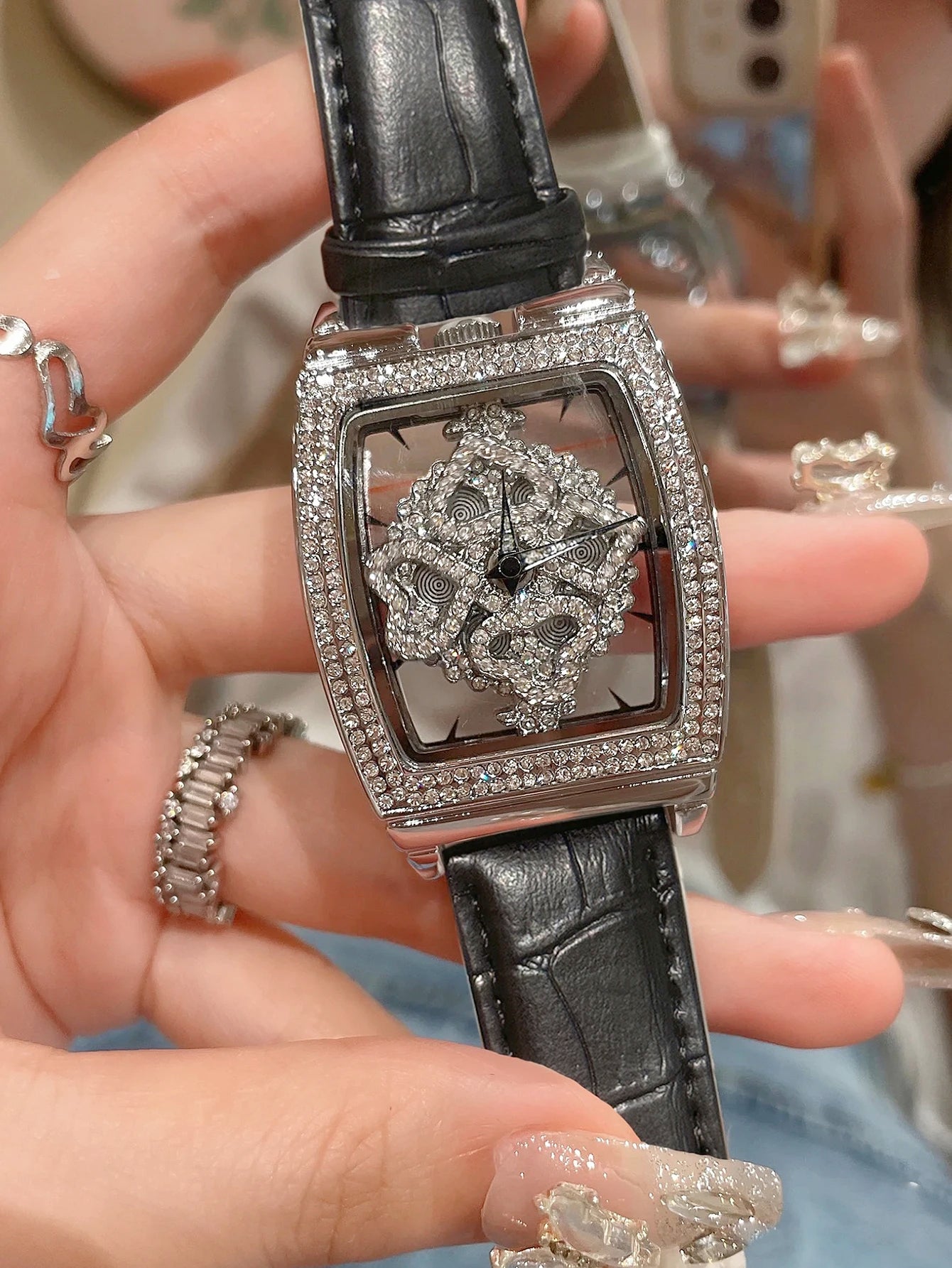 Fashionable Elegant Wine Barrel Shaped Ladies' Watch With Transparent Back & Rhinestone Detail Quartz Movement Watch, Rotatable