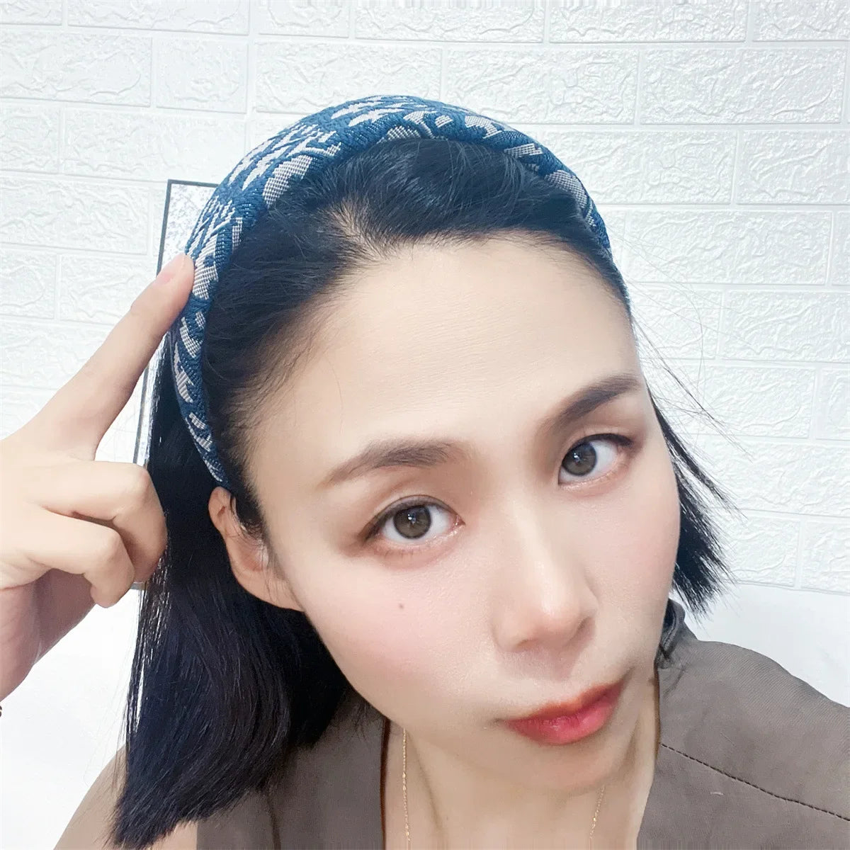 Premium wide-brimmed headband D letter sponge high cranial top headband presbyopia retro embroidery head hole hair accessories