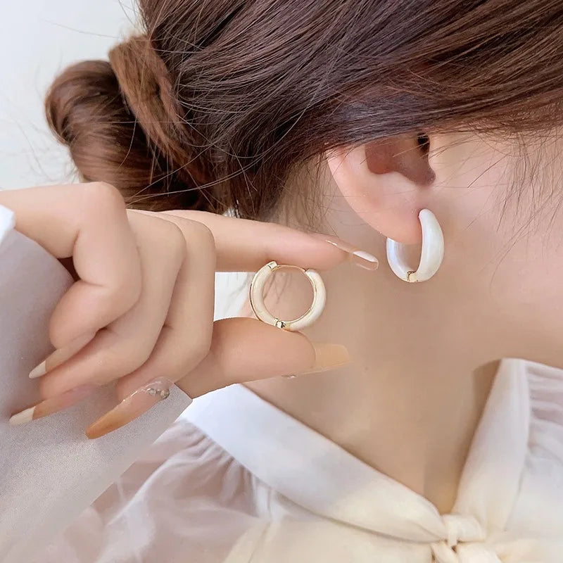 2024 New Arrival Korean Elegant White Acrylic Drop Metal Hoop Earrings for Women Classic Round Earring Jewelry Party Gifts 귀걸이