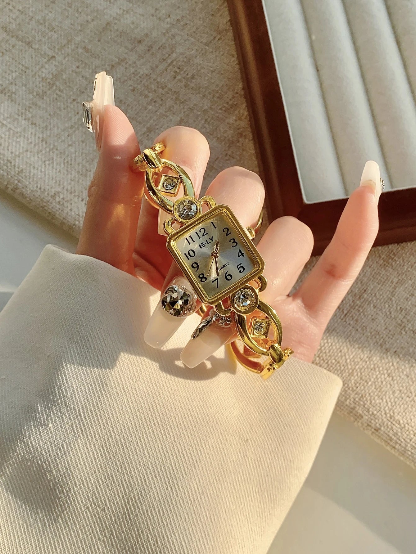 Golden Digital Dial Fashion Watch Luxurious Zircon Retro Style Watch Suitable for Everyday Versatile Birthday Party