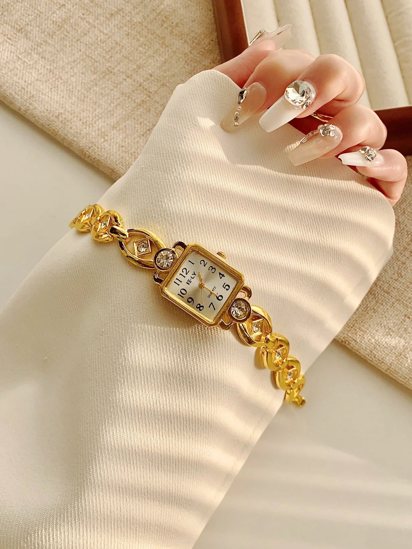 Golden Digital Dial Fashion Watch Luxurious Zircon Retro Style Watch Suitable for Everyday Versatile Birthday Party