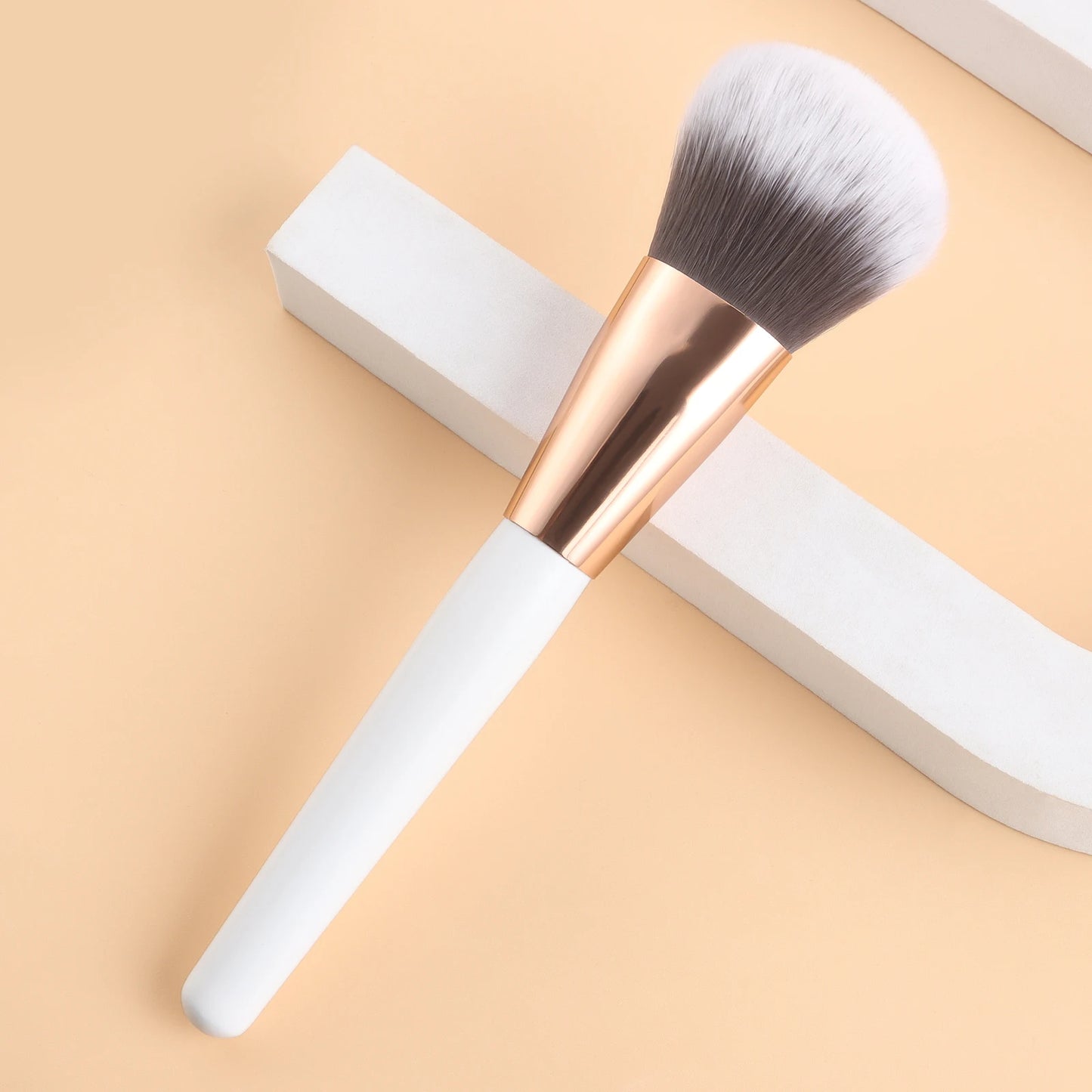 Blush Brush,1pcs	Wooden	Classic Round Fluffy Make facial makeup more delicate cream brush for Making Up Supply