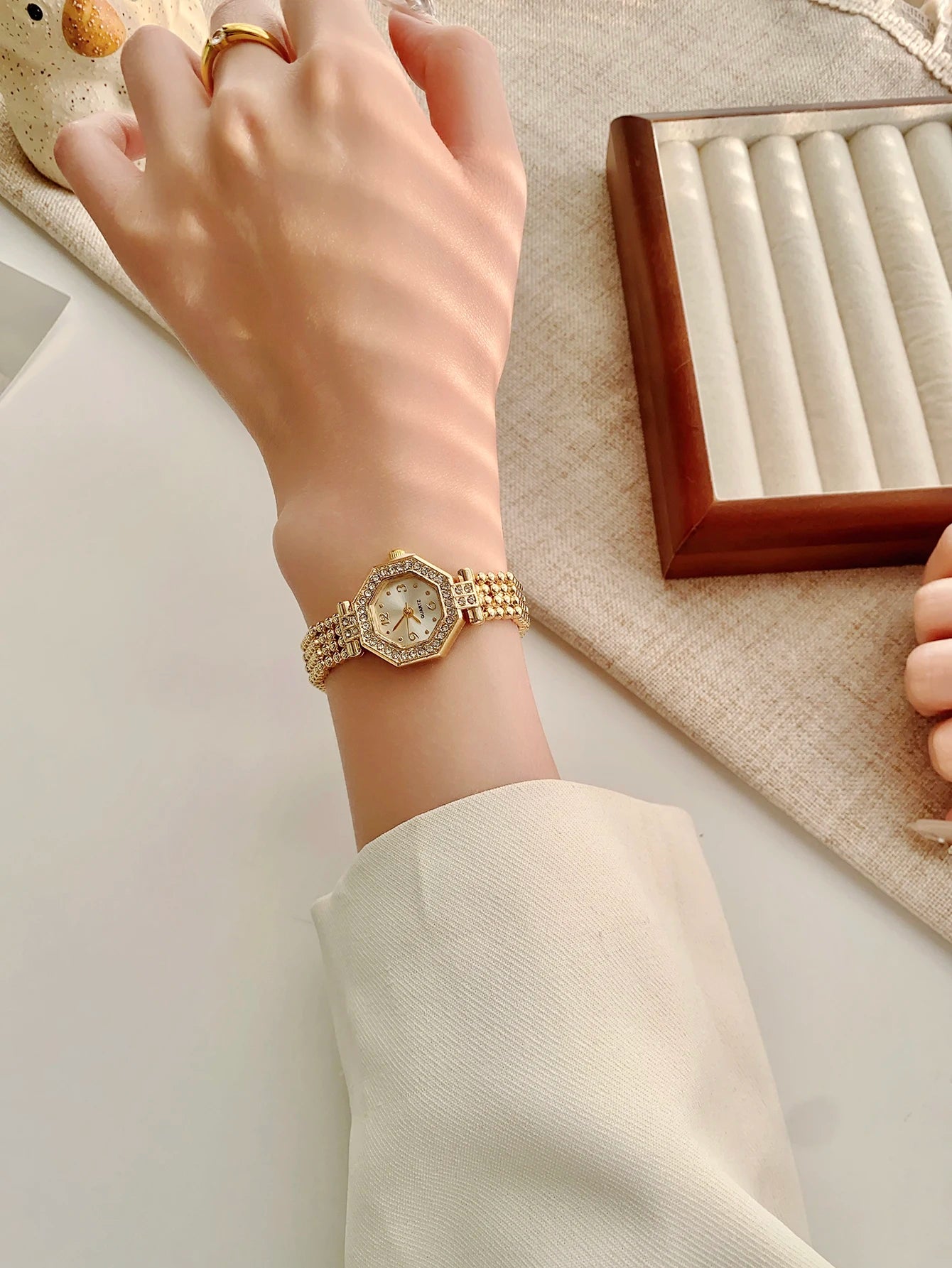 Golden Digital Dial Fashion Watch Luxurious Zircon Retro Style Watch Suitable for Everyday Versatile Birthday Party