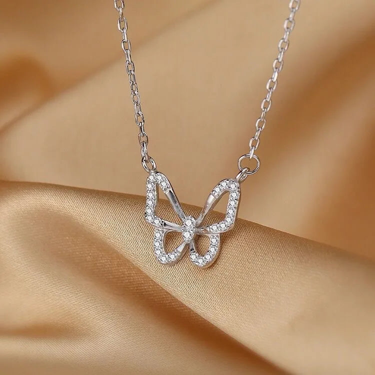 Simple Hollow Crystal Butterfly Necklace Fashion Classical Clavicle Chain Pendant Necklace for Women Elegant Jewelry Accessories