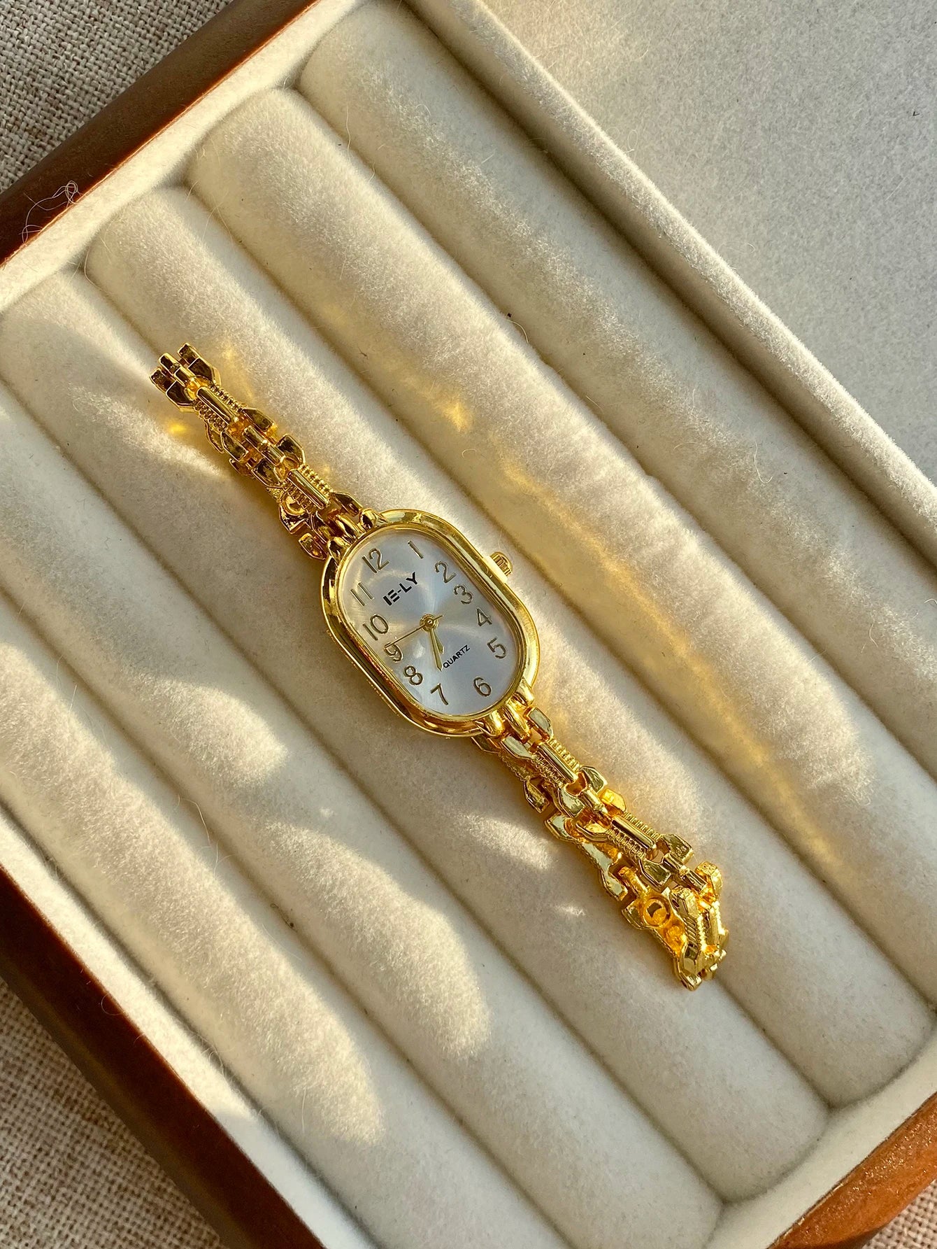 Golden Digital Dial Fashion Watch Luxurious Zircon Retro Style Watch Suitable for Everyday Versatile Birthday Party