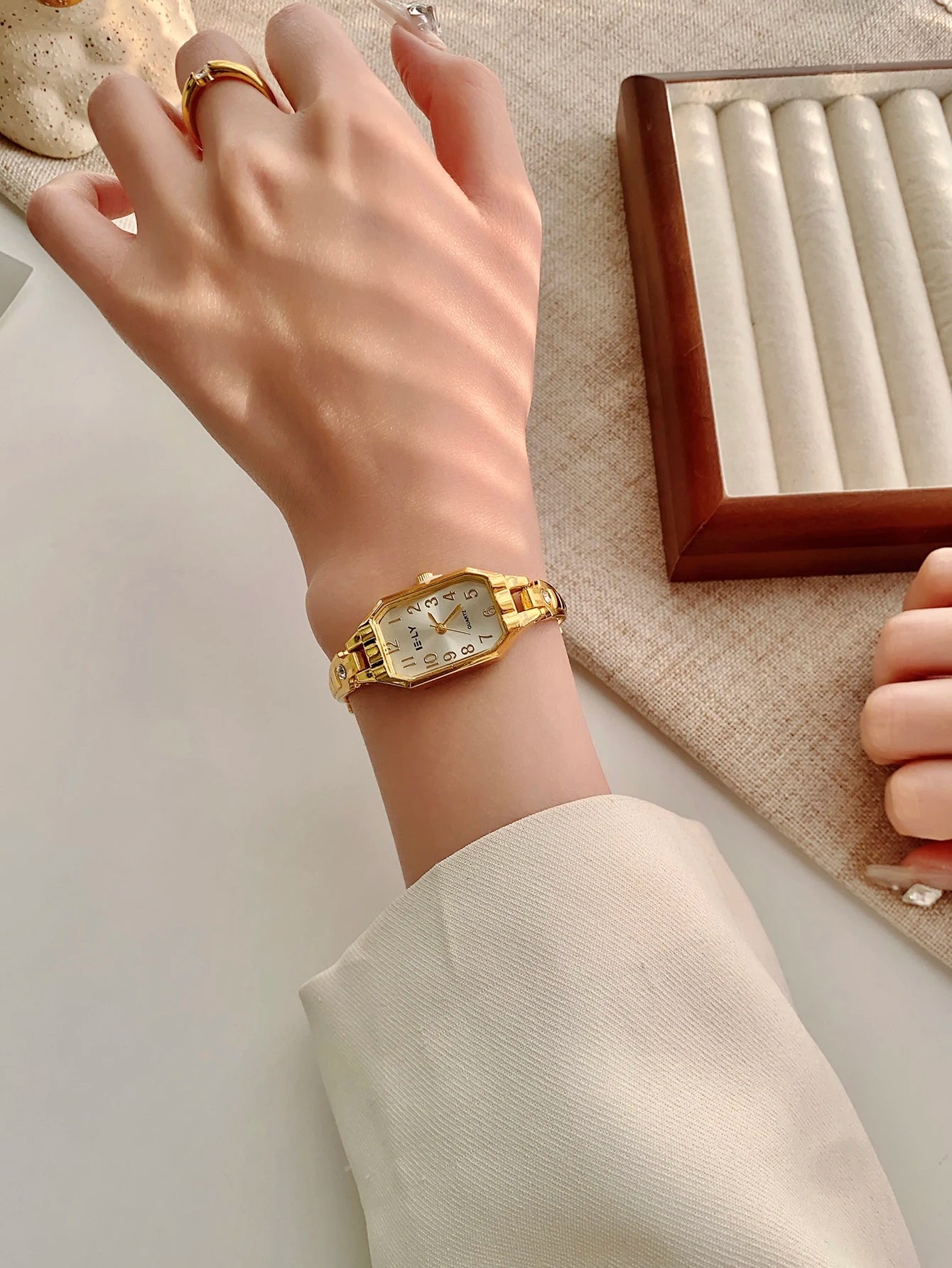 Golden Digital Dial Fashion Watch Luxurious Zircon Retro Style Watch Suitable for Everyday Versatile Birthday Party