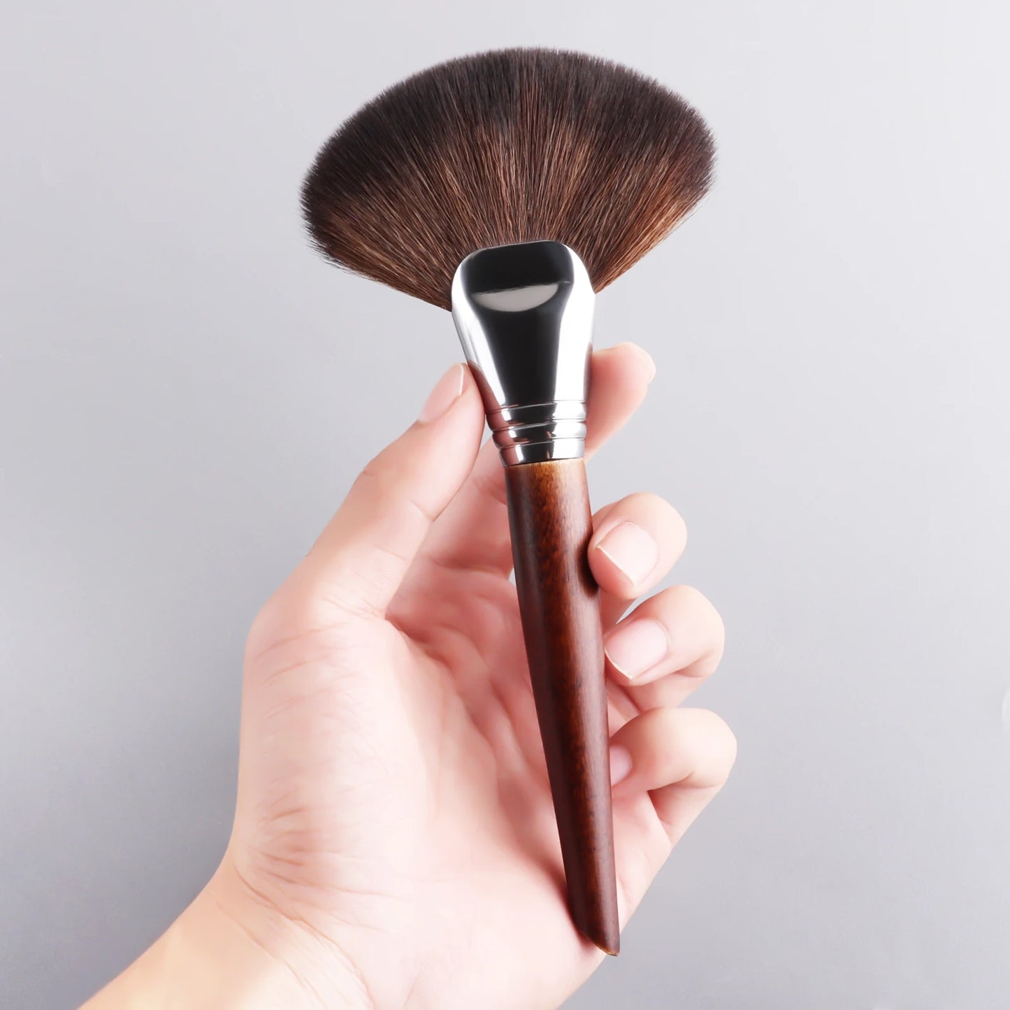 1pc Professional Fan Paint Brush Long Wood Handle High-Quality Nylon Hair Soft Goat Hair Blusher Sculpting Highlight Make Up Bru