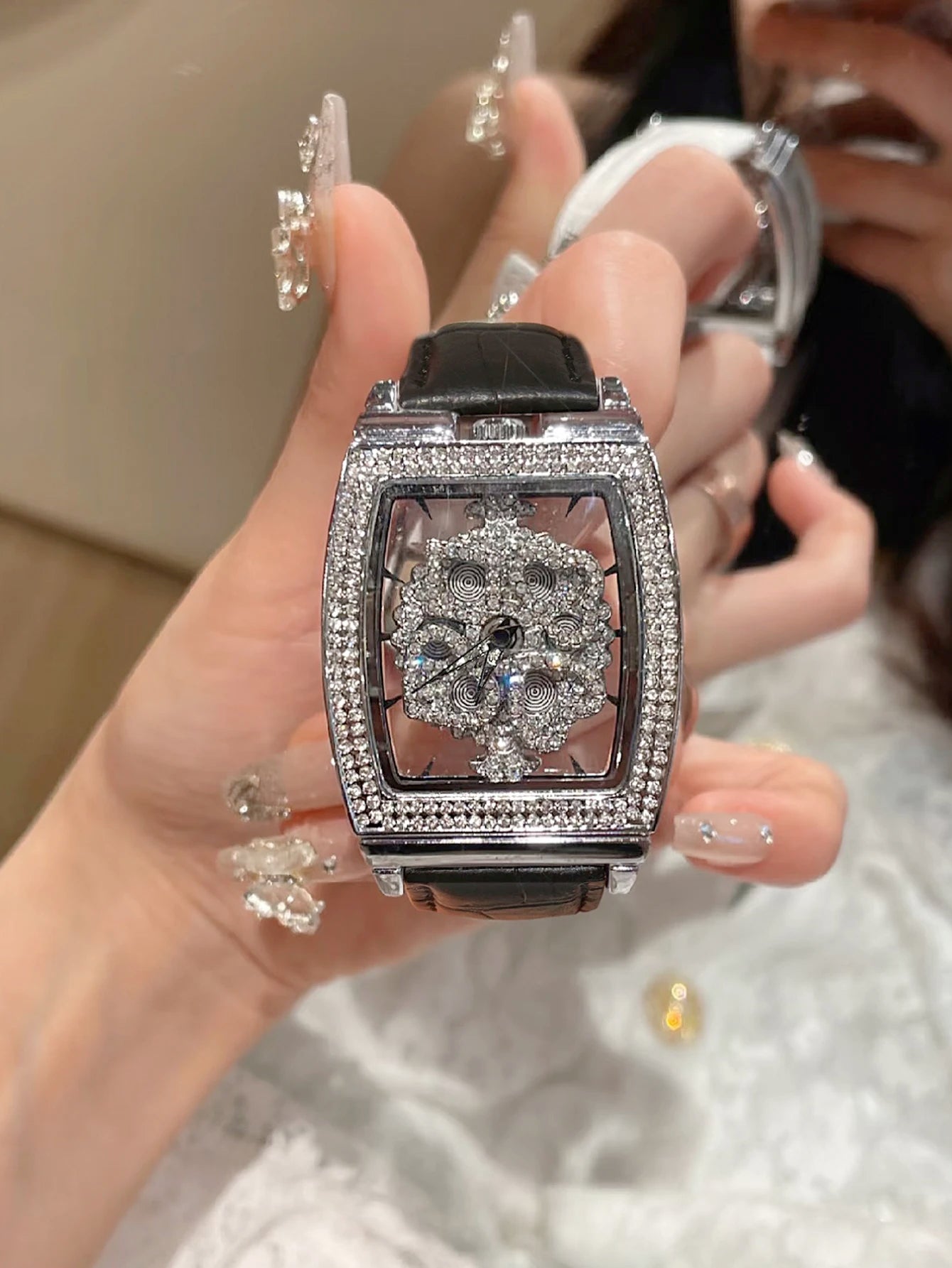 Fashionable Elegant Wine Barrel Shaped Ladies' Watch With Transparent Back & Rhinestone Detail Quartz Movement Watch, Rotatable