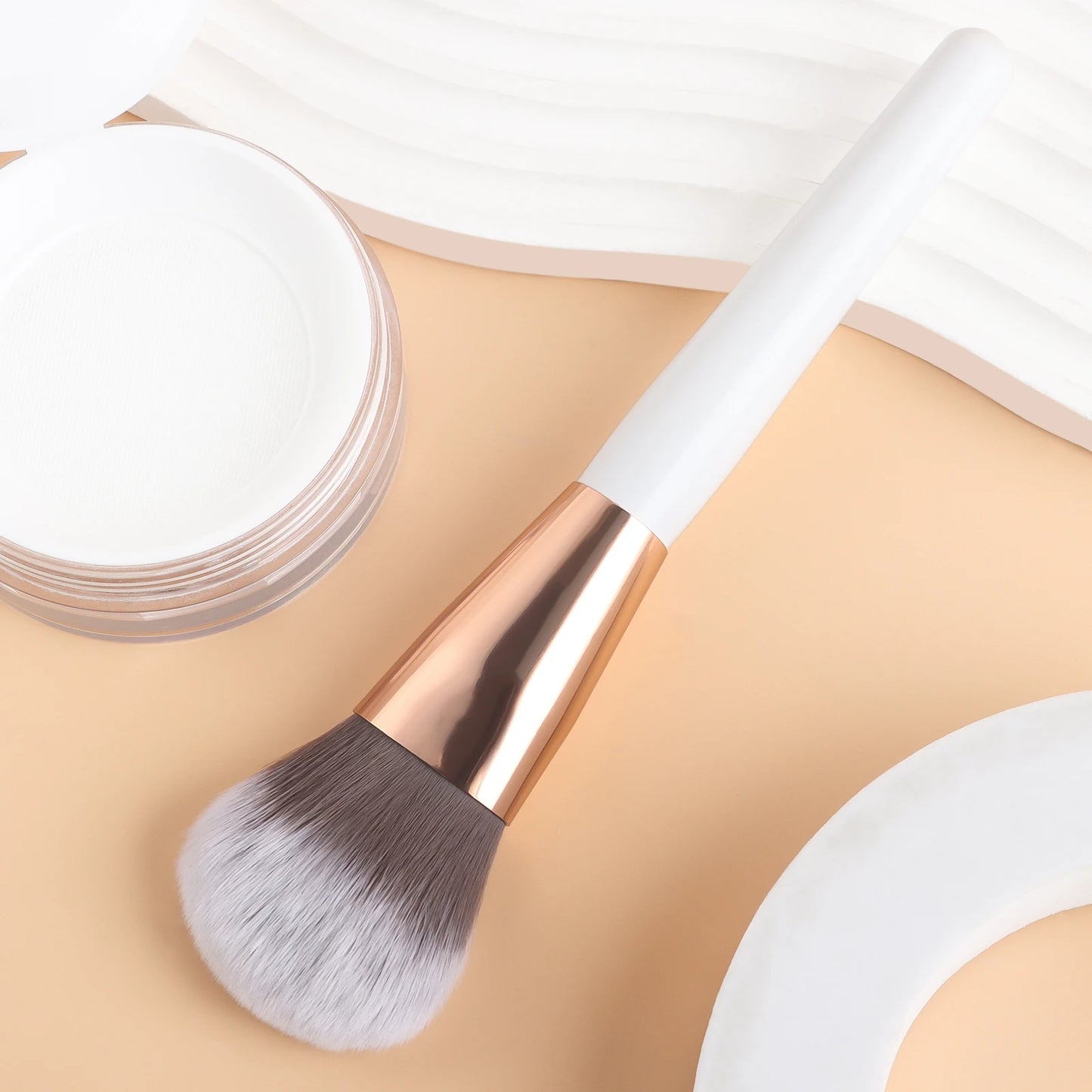 Blush Brush,1pcs	Wooden	Classic Round Fluffy Make facial makeup more delicate cream brush for Making Up Supply