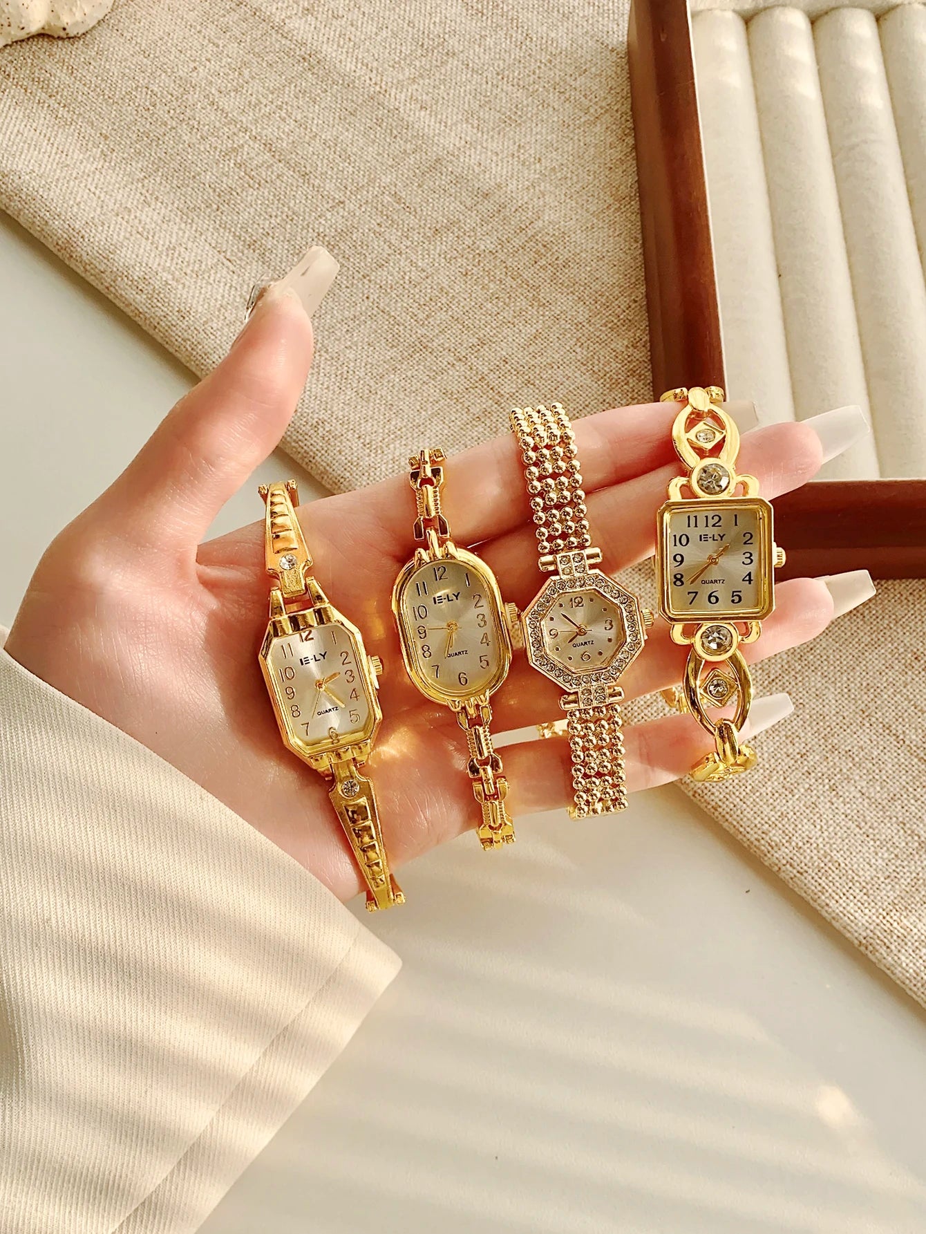 Golden Digital Dial Fashion Watch Luxurious Zircon Retro Style Watch Suitable for Everyday Versatile Birthday Party