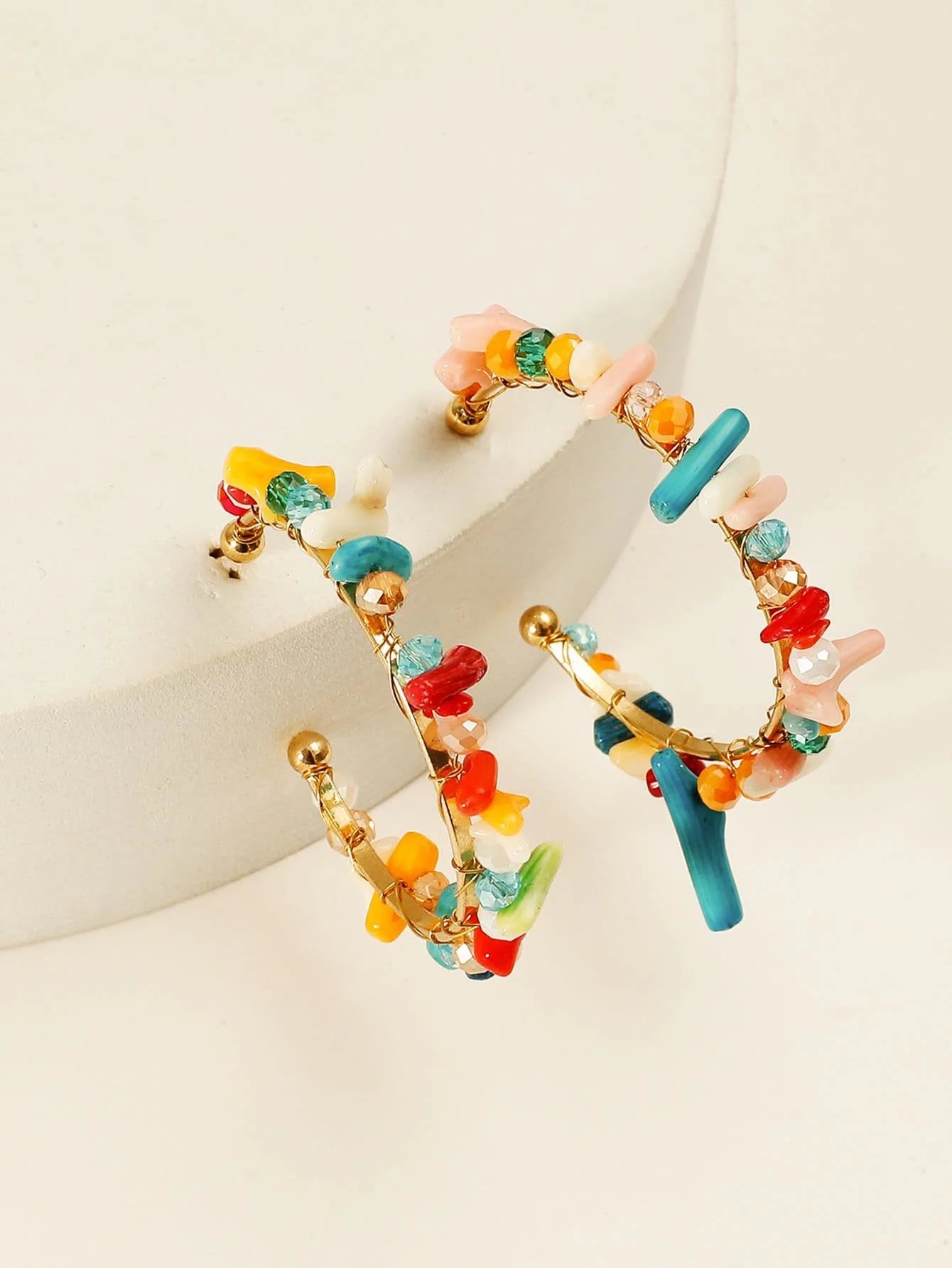 2 pieces of bohemian national wind beaded color crystal coral stone c-shaped lady fashion single holiday travel leisure earrings