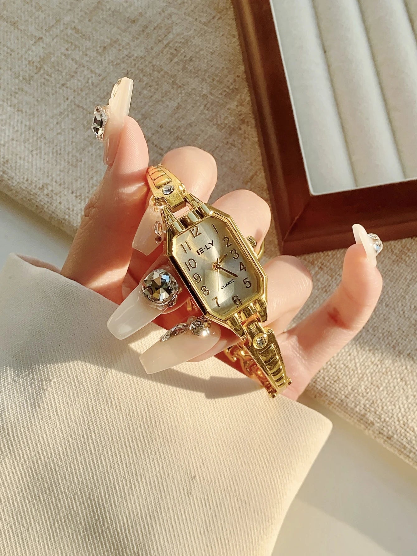 Golden Digital Dial Fashion Watch Luxurious Zircon Retro Style Watch Suitable for Everyday Versatile Birthday Party