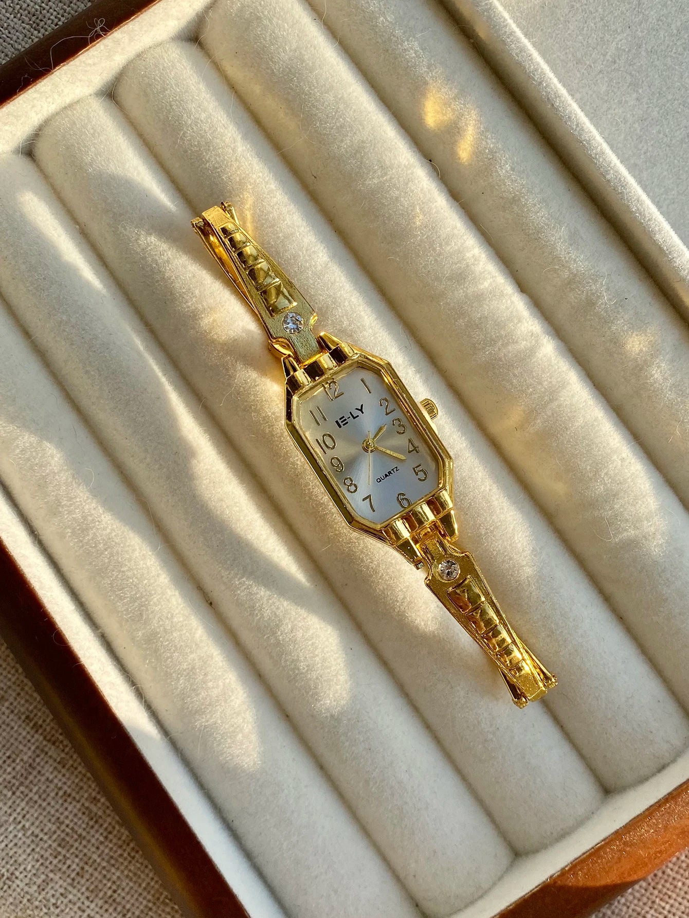 Golden Digital Dial Fashion Watch Luxurious Zircon Retro Style Watch Suitable for Everyday Versatile Birthday Party