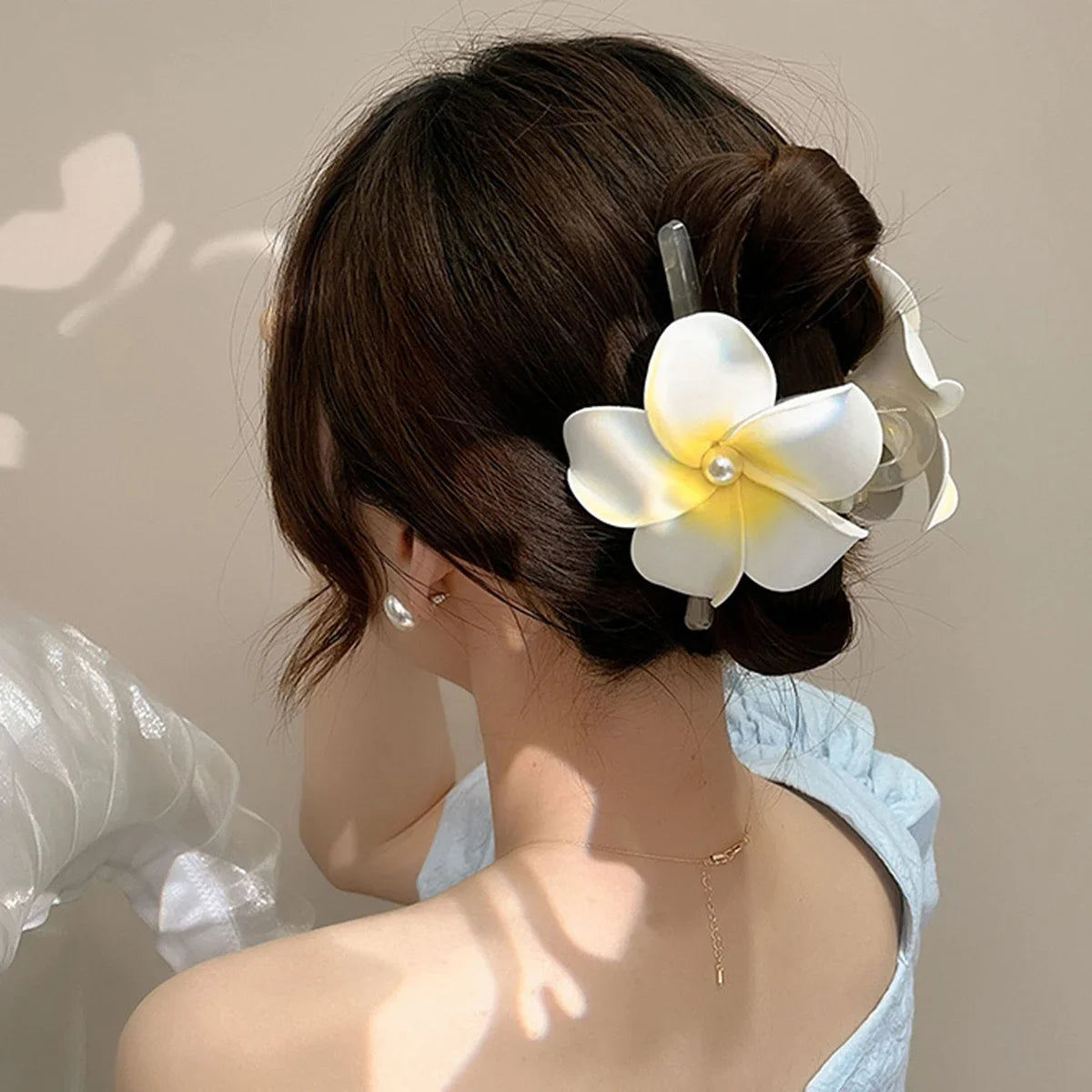 2024 New Bohemian Yellow Plumeria Flower Pearl Headdress Hair Clip Claw Women Girls New Grab Back of The Head Hair Accessory