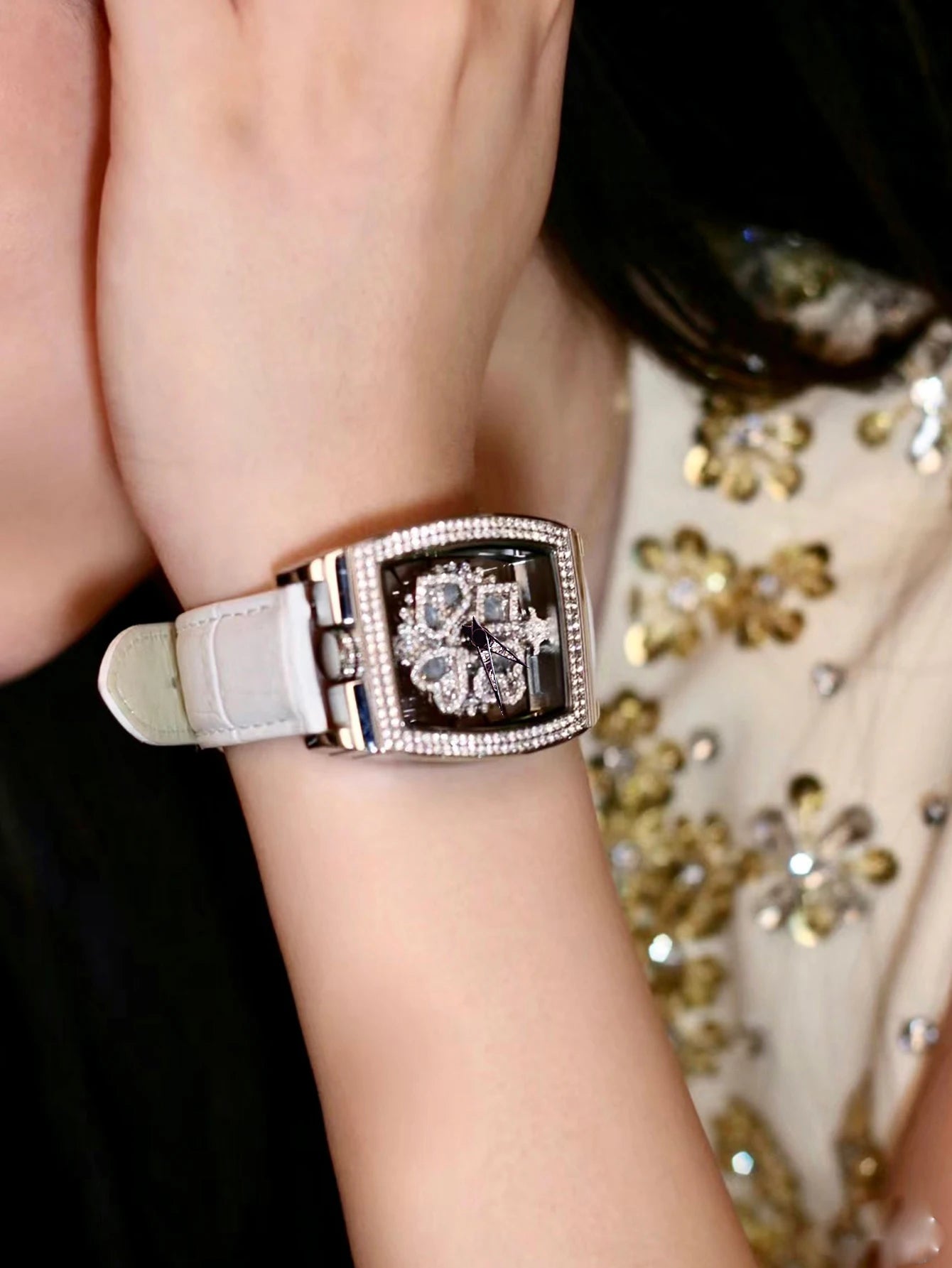 Fashionable Elegant Wine Barrel Shaped Ladies' Watch With Transparent Back & Rhinestone Detail Quartz Movement Watch, Rotatable