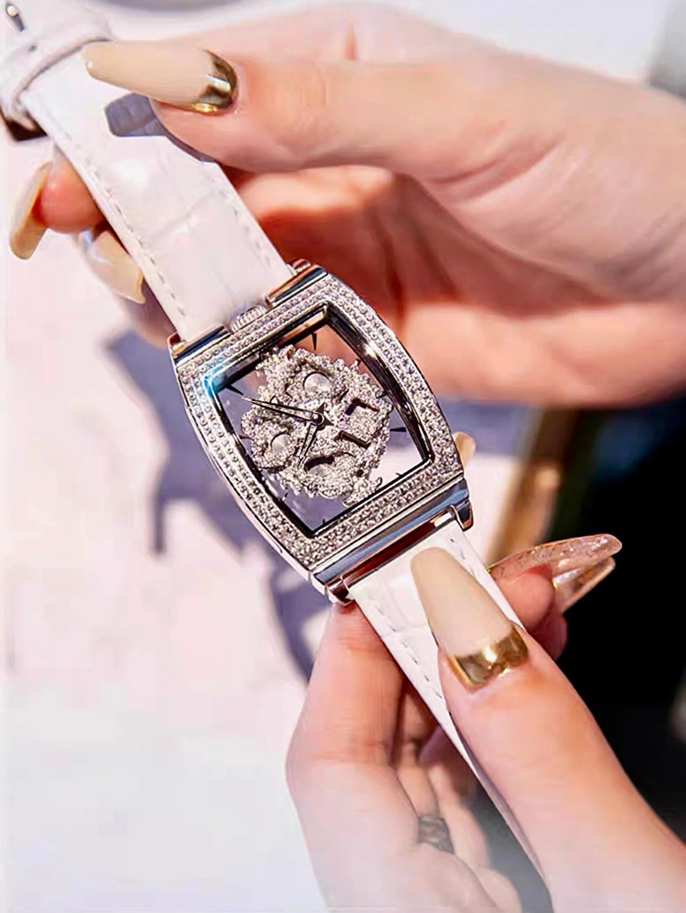 Fashionable Elegant Wine Barrel Shaped Ladies' Watch With Transparent Back & Rhinestone Detail Quartz Movement Watch, Rotatable