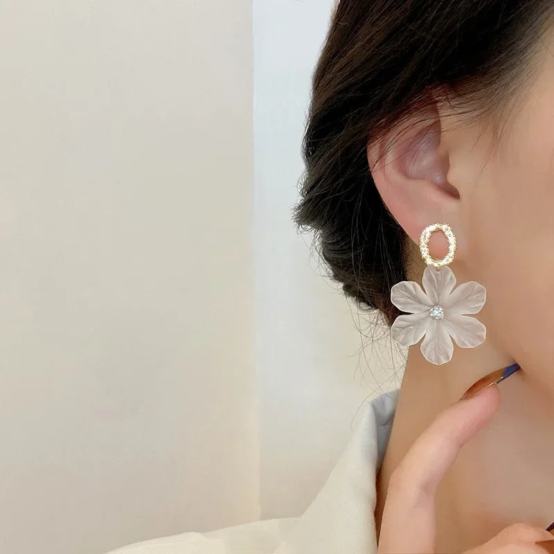 Translucent White Flower Hanging Earrings for Women Rhinestone Ball Middle Petals Sweet Korean New Beach Vacation Ear Decoration