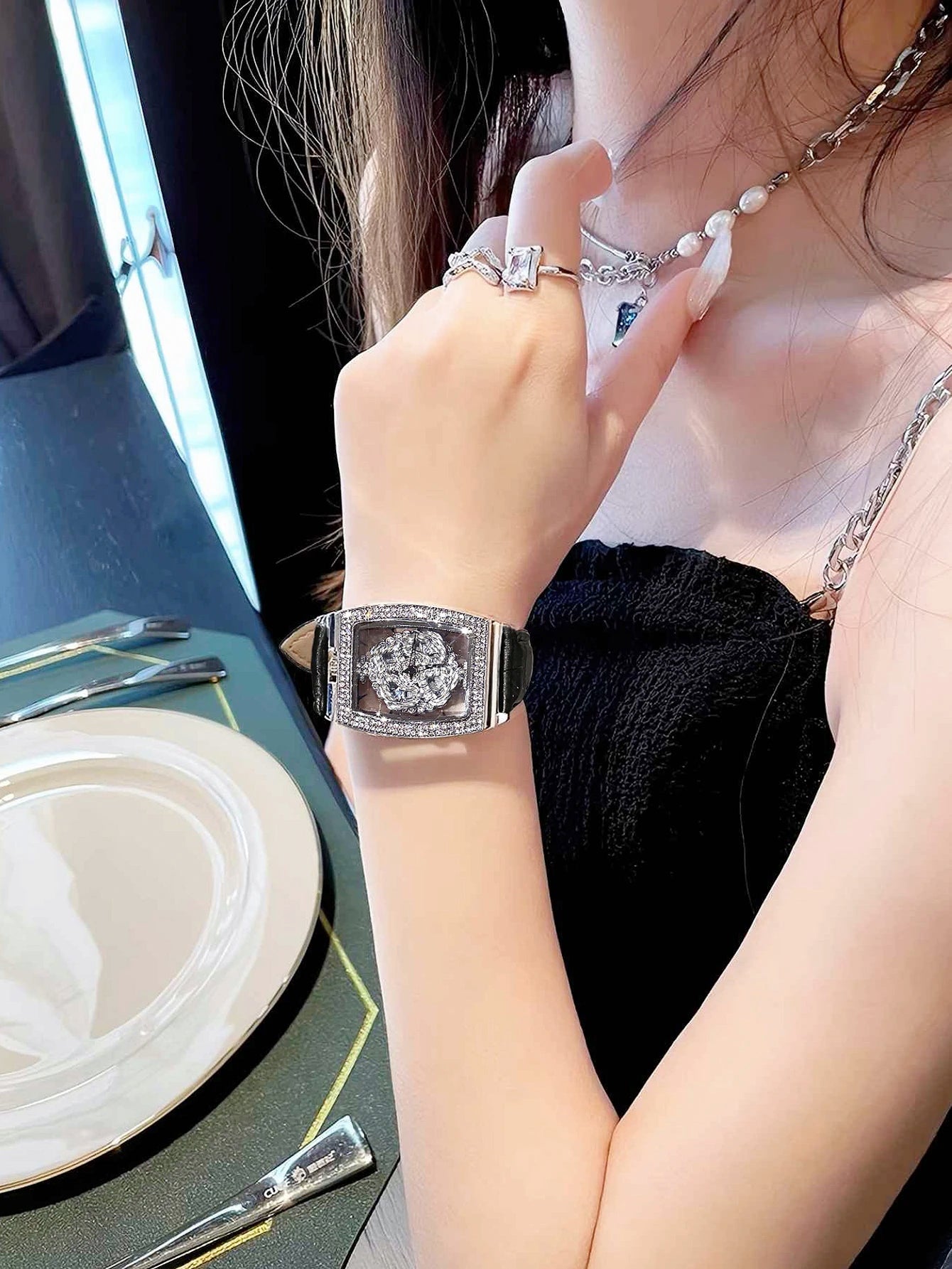 Fashionable Elegant Wine Barrel Shaped Ladies' Watch With Transparent Back & Rhinestone Detail Quartz Movement Watch, Rotatable