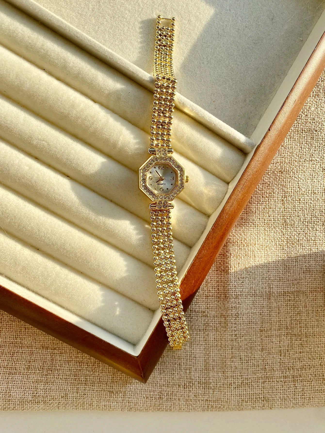 Golden Digital Dial Fashion Watch Luxurious Zircon Retro Style Watch Suitable for Everyday Versatile Birthday Party