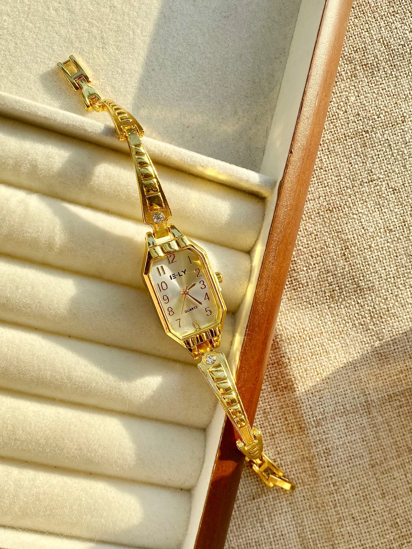 Golden Digital Dial Fashion Watch Luxurious Zircon Retro Style Watch Suitable for Everyday Versatile Birthday Party