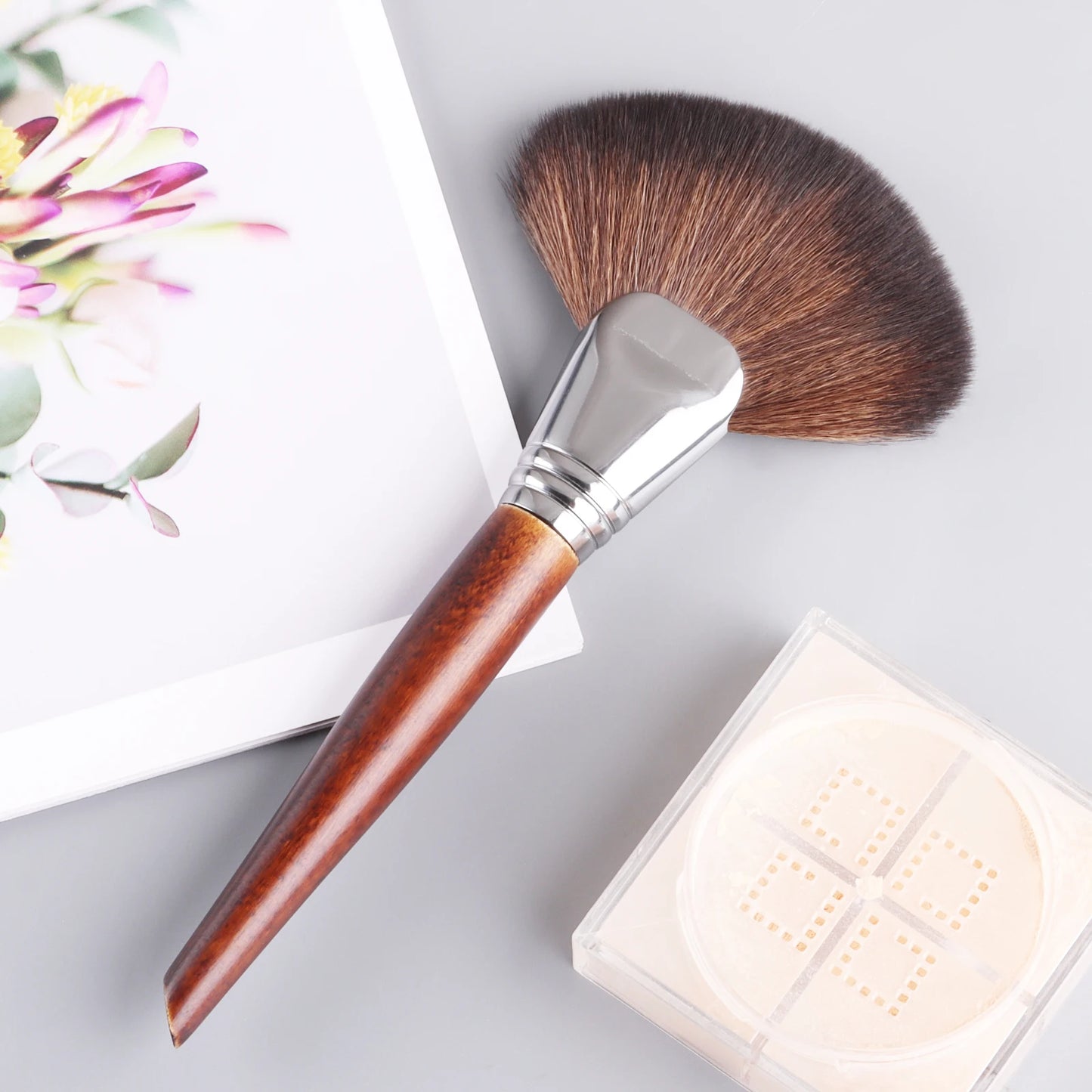 1pc Professional Fan Paint Brush Long Wood Handle High-Quality Nylon Hair Soft Goat Hair Blusher Sculpting Highlight Make Up Bru