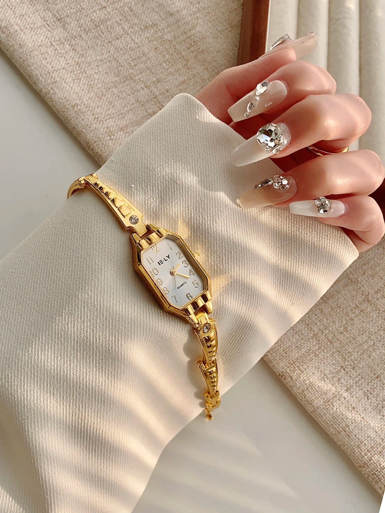 Golden Digital Dial Fashion Watch Luxurious Zircon Retro Style Watch Suitable for Everyday Versatile Birthday Party