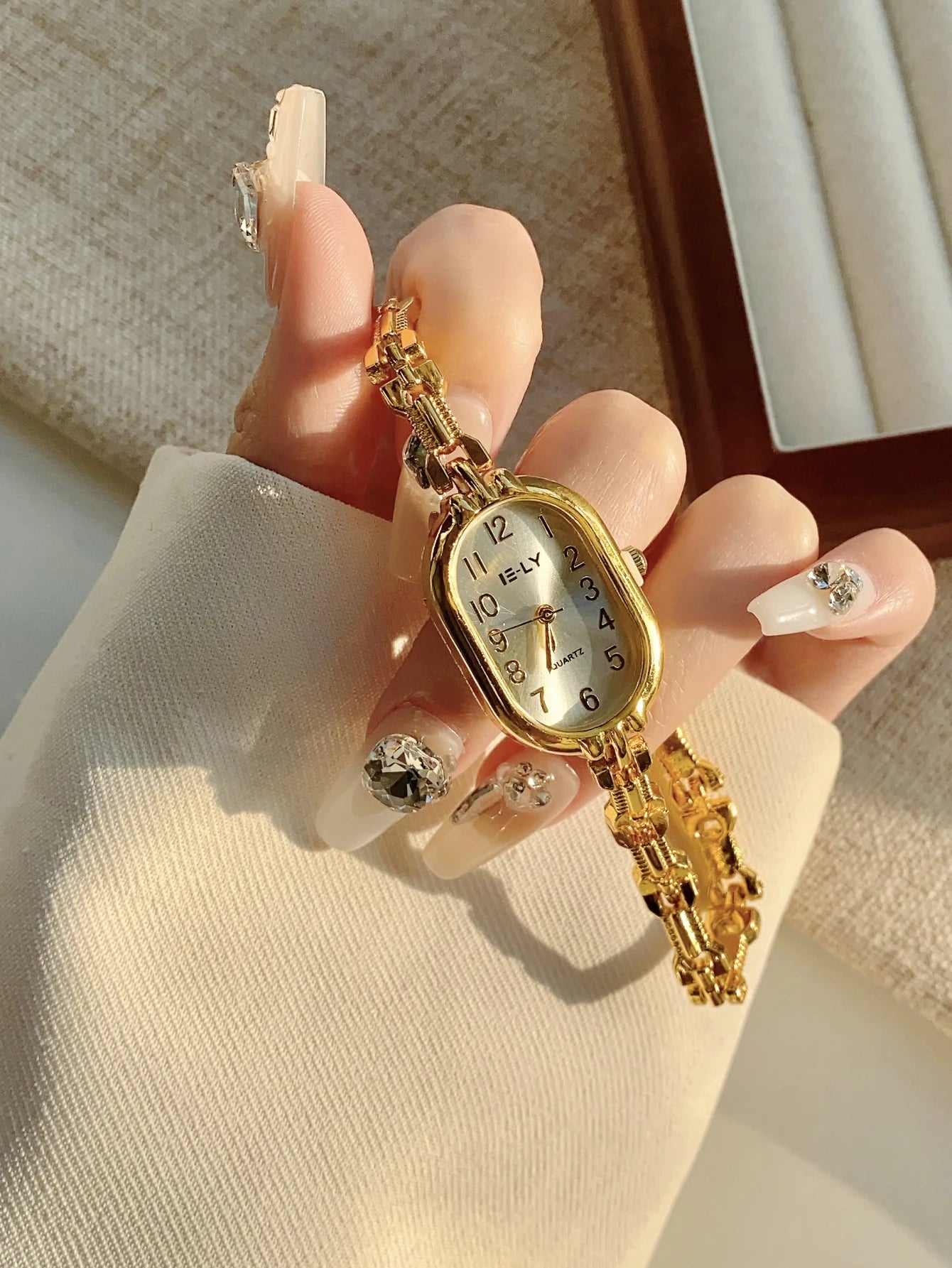 Golden Digital Dial Fashion Watch Luxurious Zircon Retro Style Watch Suitable for Everyday Versatile Birthday Party