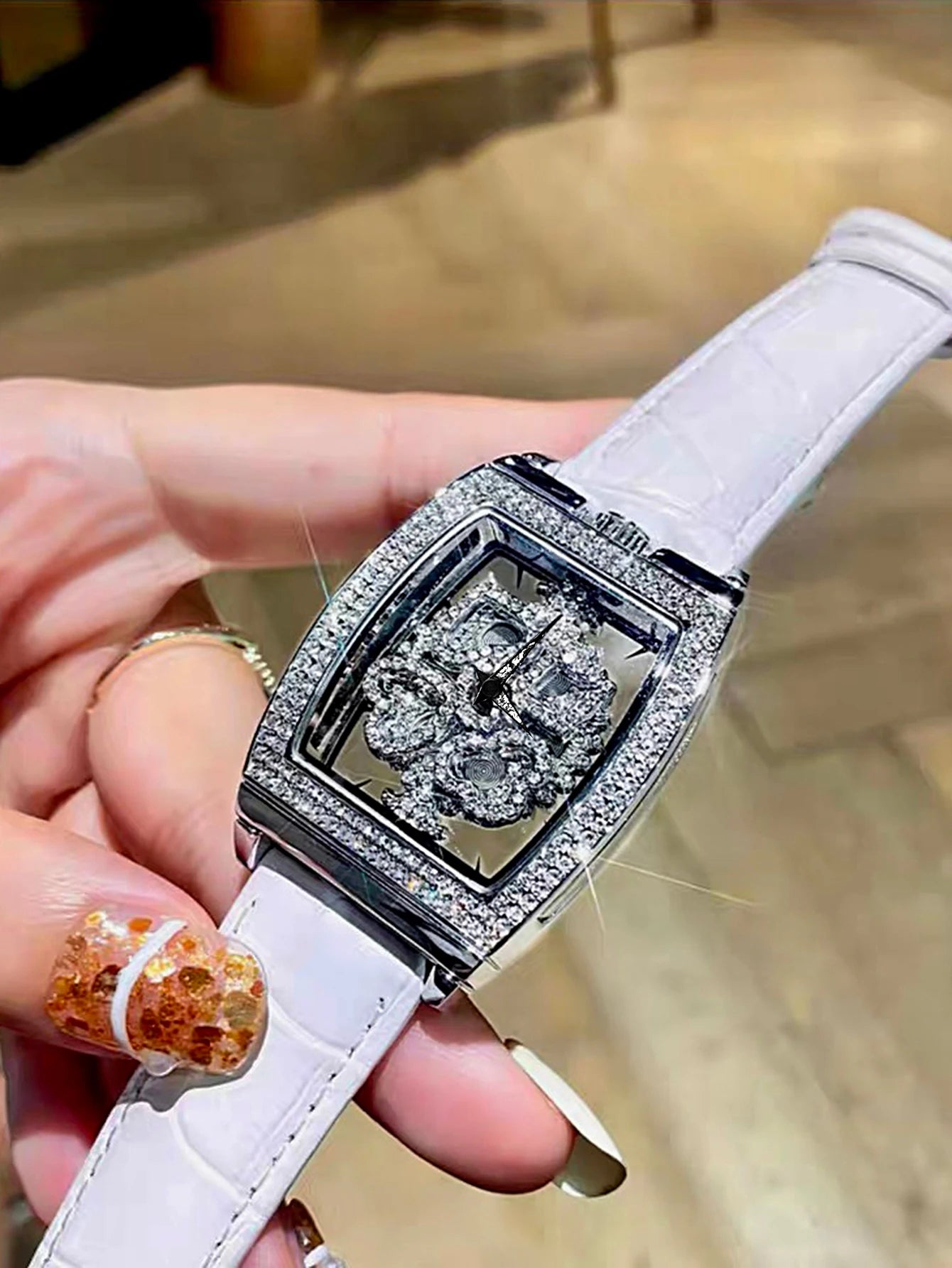 Fashionable Elegant Wine Barrel Shaped Ladies' Watch With Transparent Back & Rhinestone Detail Quartz Movement Watch, Rotatable