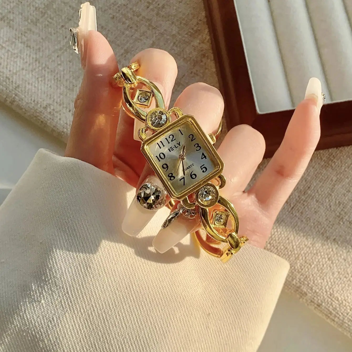 Golden Digital Dial Fashion Watch Luxurious Zircon Retro Style Watch Suitable for Everyday Versatile Birthday Party