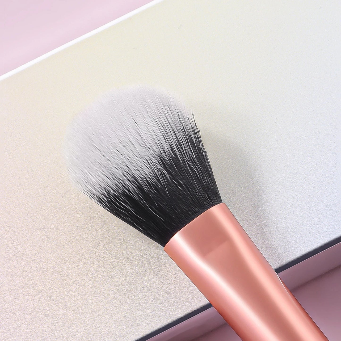 Single portable sloped eye shadow makeup brush beauty tool