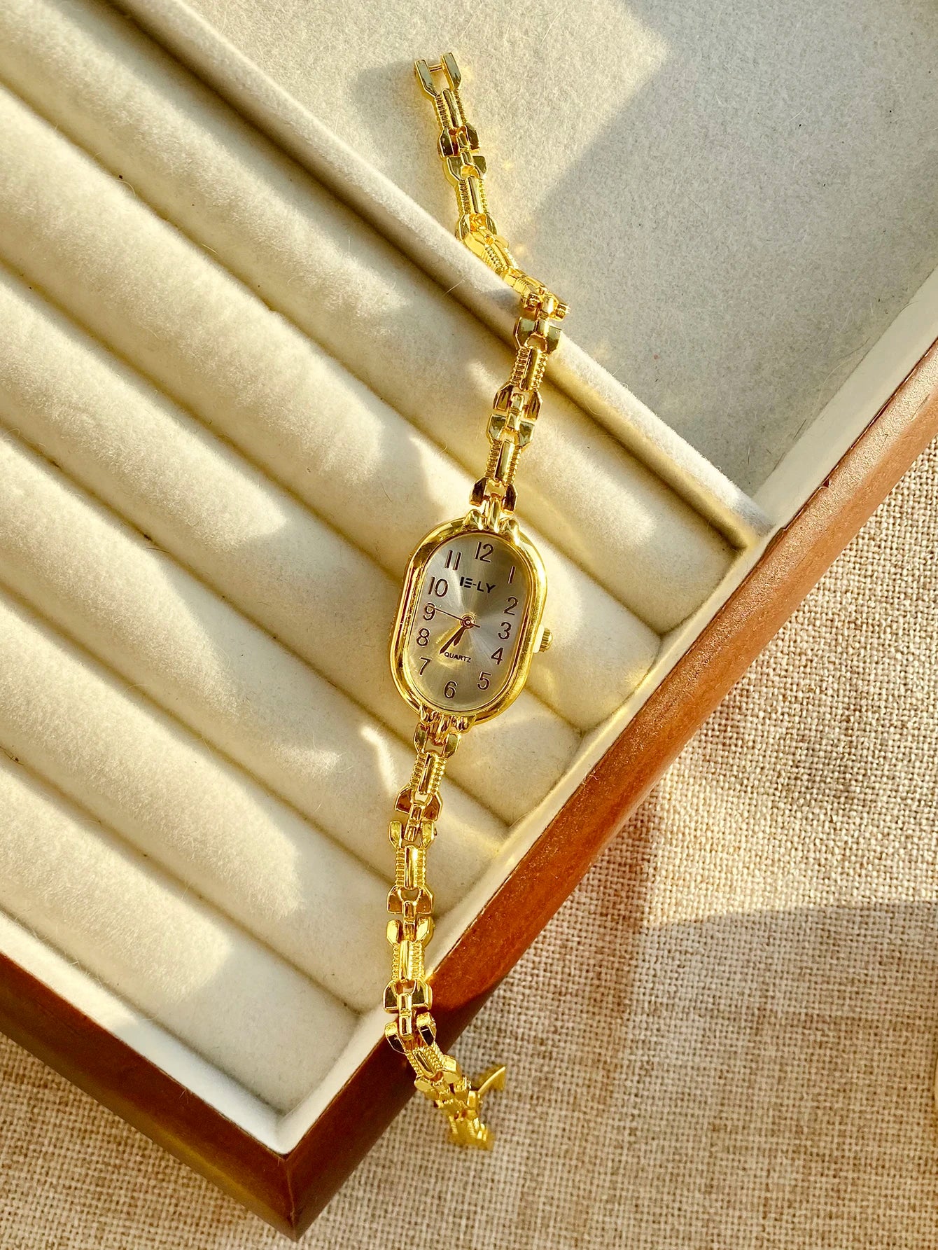 Golden Digital Dial Fashion Watch Luxurious Zircon Retro Style Watch Suitable for Everyday Versatile Birthday Party