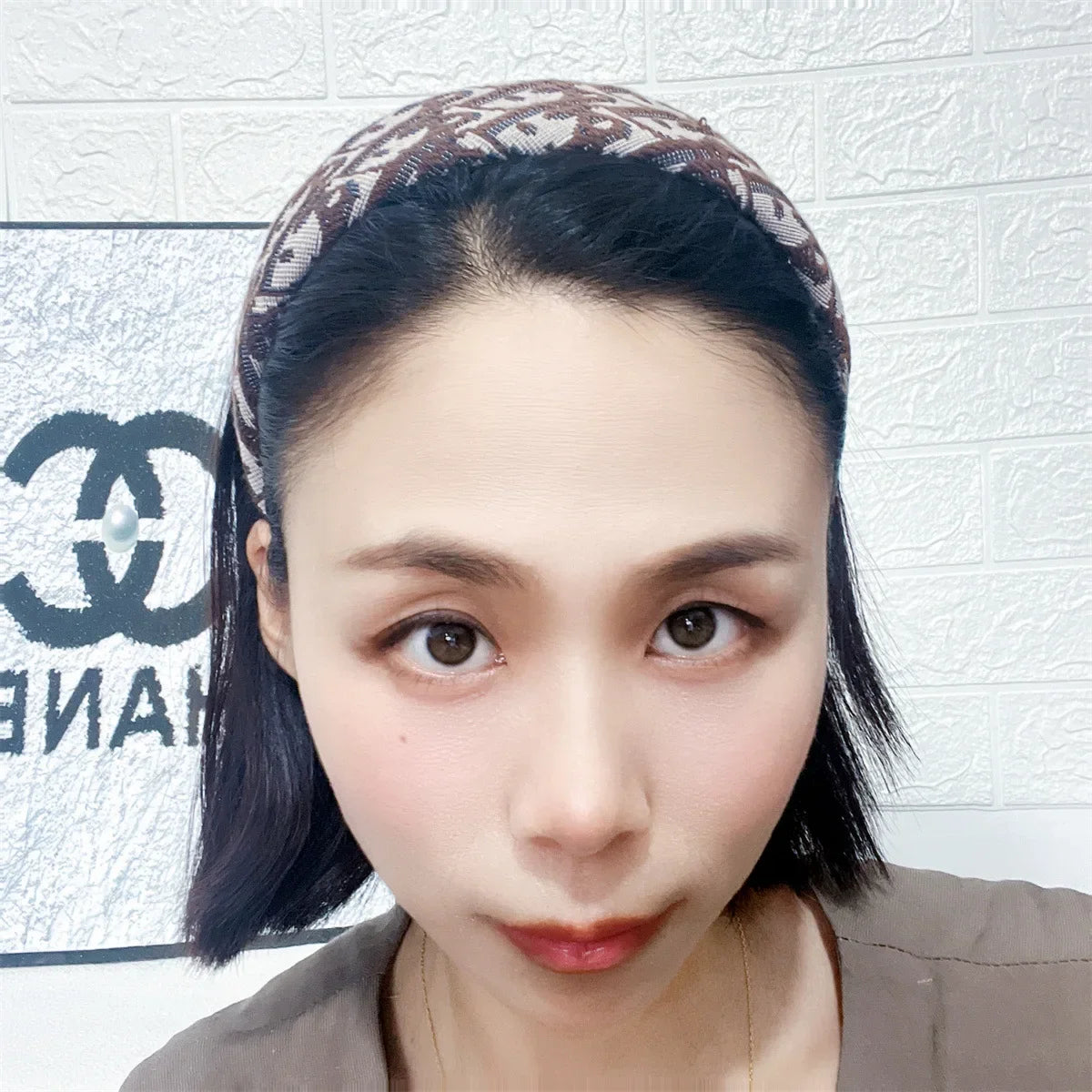 Premium wide-brimmed headband D letter sponge high cranial top headband presbyopia retro embroidery head hole hair accessories