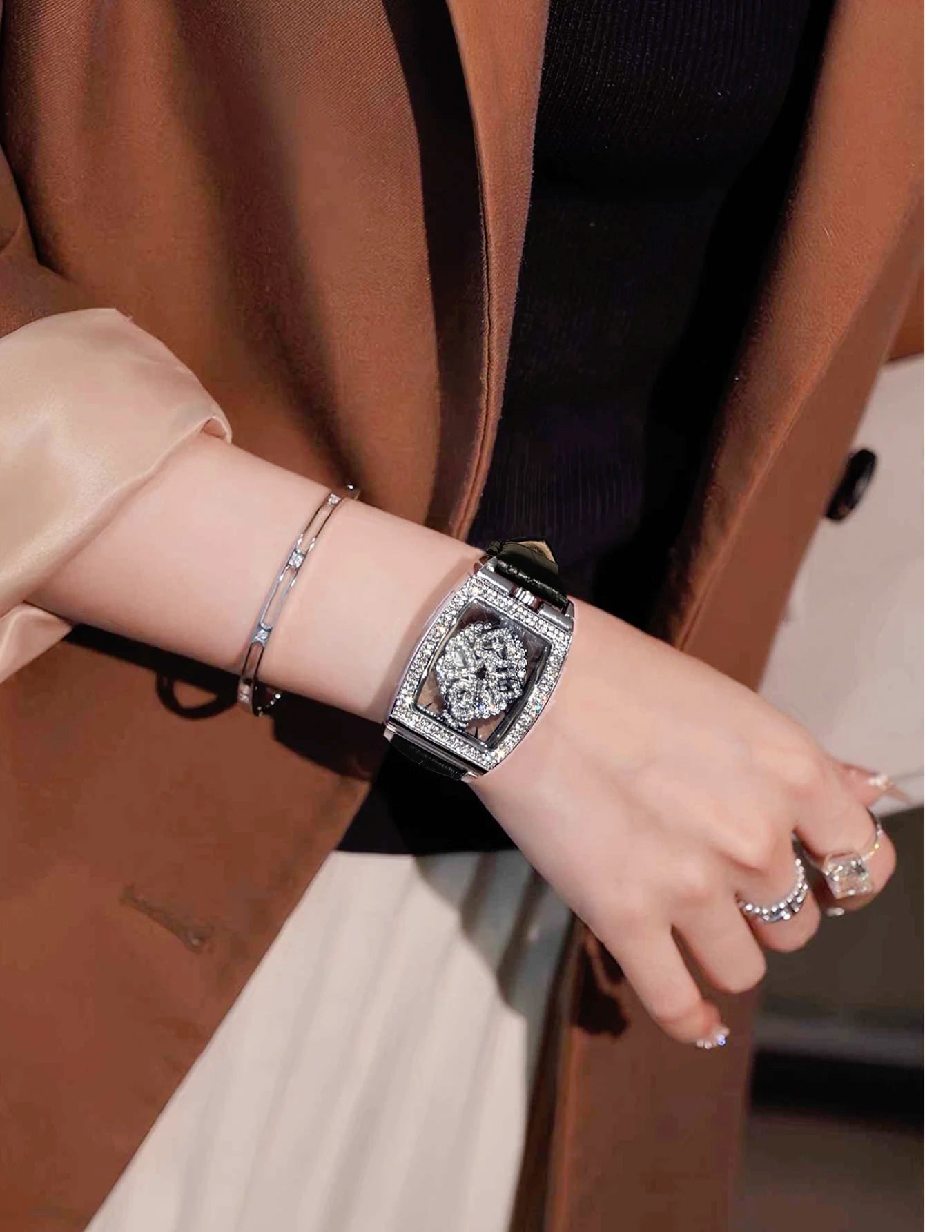 Fashionable Elegant Wine Barrel Shaped Ladies' Watch With Transparent Back & Rhinestone Detail Quartz Movement Watch, Rotatable