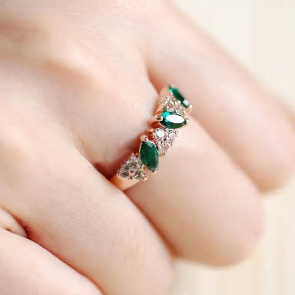 Retro Sense Ring Sweet Shiny Green Rhinestone Ring Index Finger Tail Ring Decoration Wedding Jewelry Birthday Gift for Women