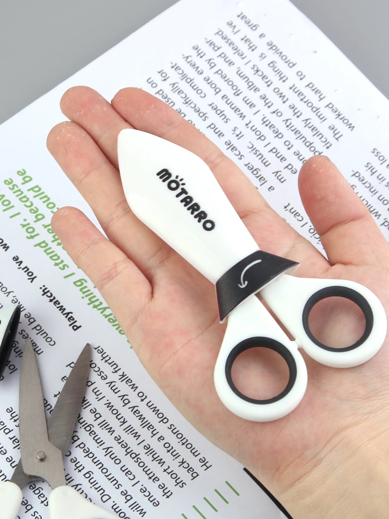 MOTARRO 1Pc Random 115mm Mini Safety Round Head Plastic Scissors Student Kids Paper Cutting School Supplies