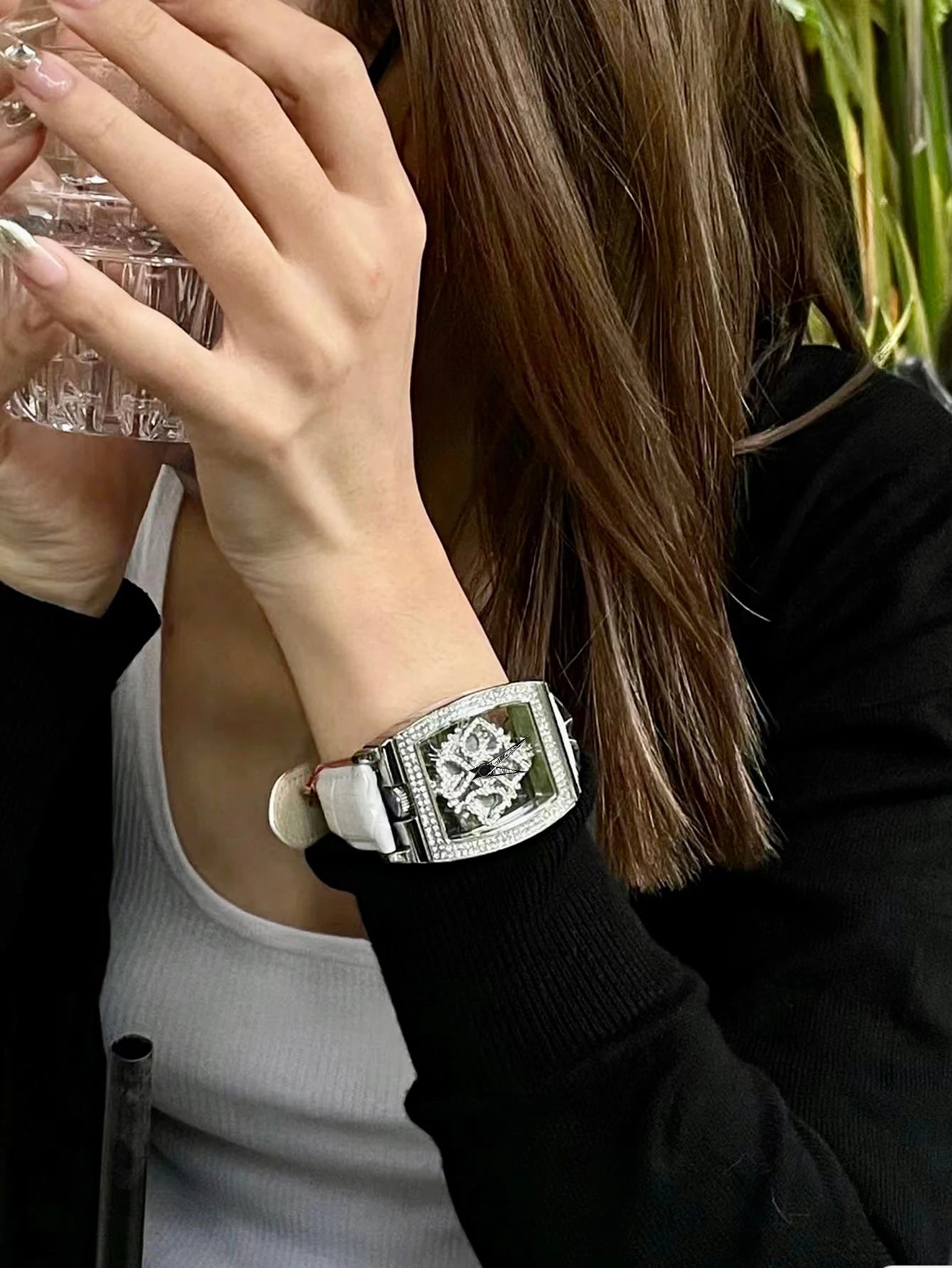 Fashionable Elegant Wine Barrel Shaped Ladies' Watch With Transparent Back & Rhinestone Detail Quartz Movement Watch, Rotatable