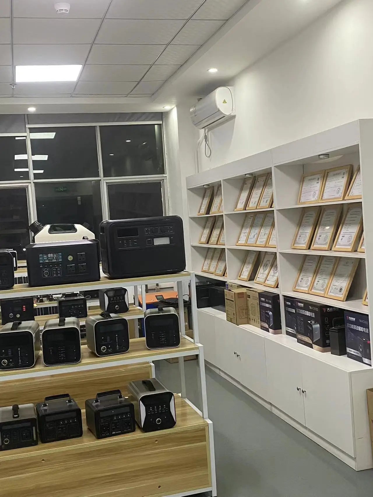 High Power 3KWH To Max 18KWH Stackable Portable Solar Generators Home Energy Storage System Full House Trolley Luggage Station