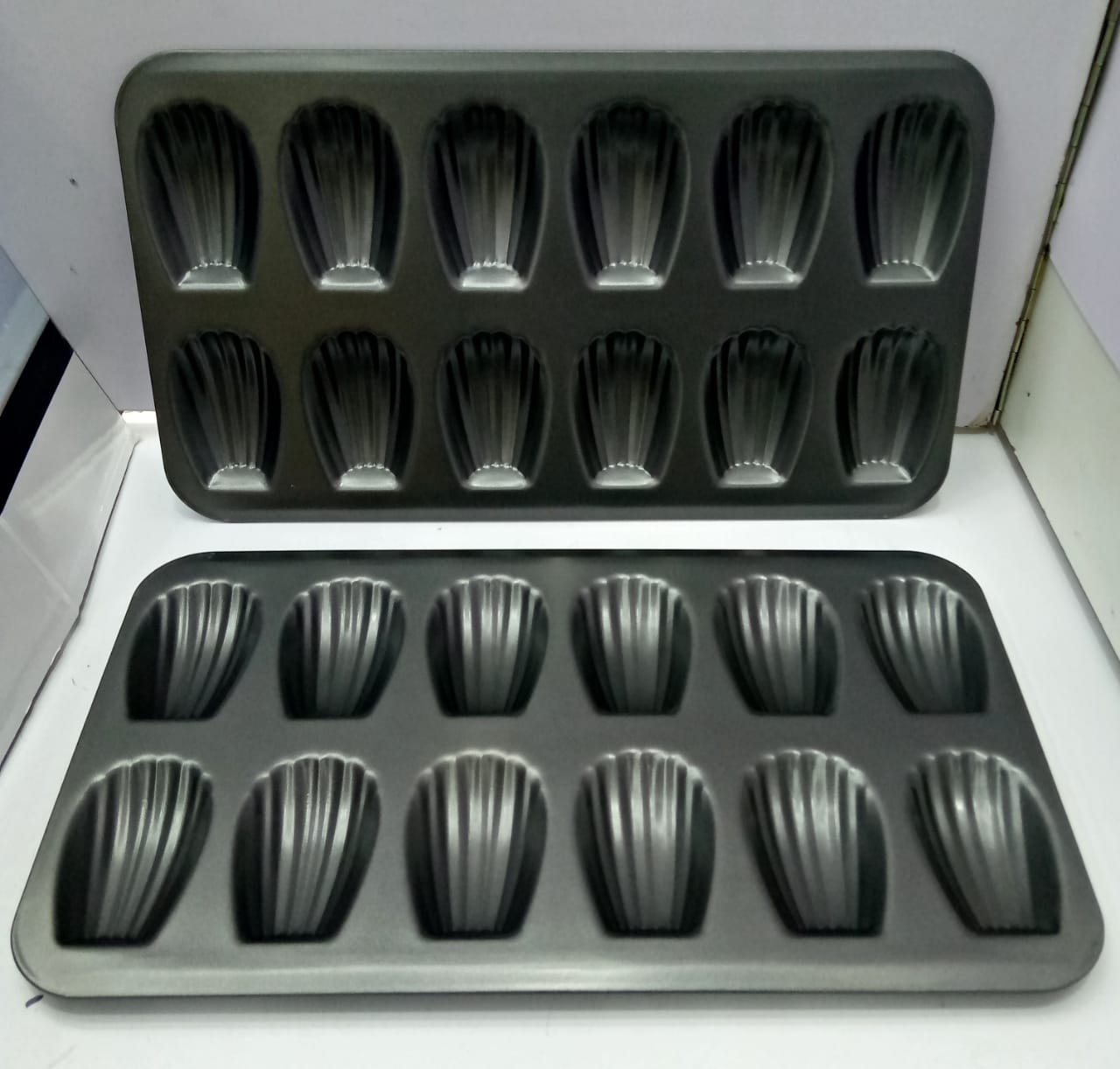 High-Quality 12-Slot Nonstick Madeleines & Cookie Baking Tin – Heavy-Duty Carbon Steel Tray