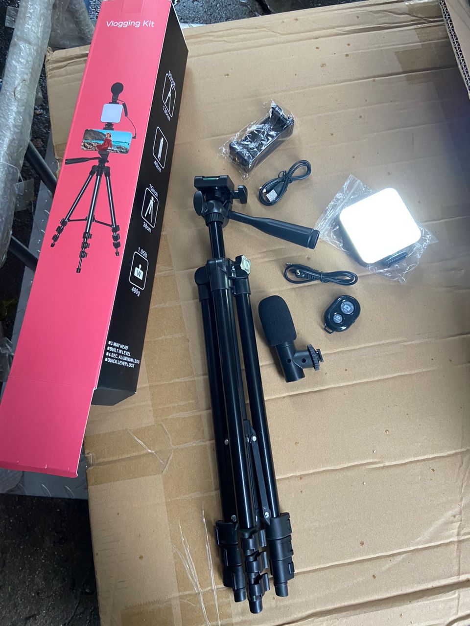 Complete Vlogging Kit with Tripod Stand, Noise-Cancelling Microphone, LED Video Light & Remote – KIT-05LM